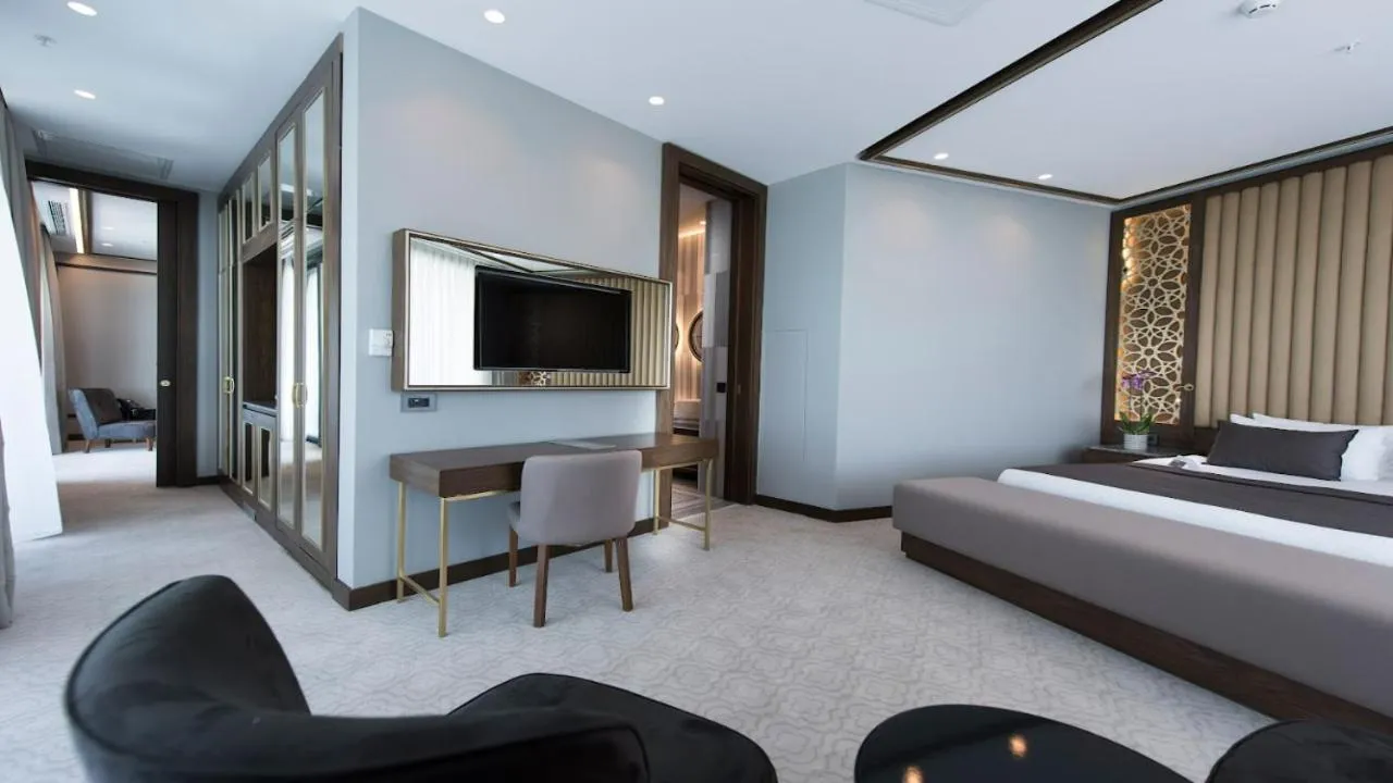 Seating area, Bed in Ramada Plaza Hotel & Spa Trabzon