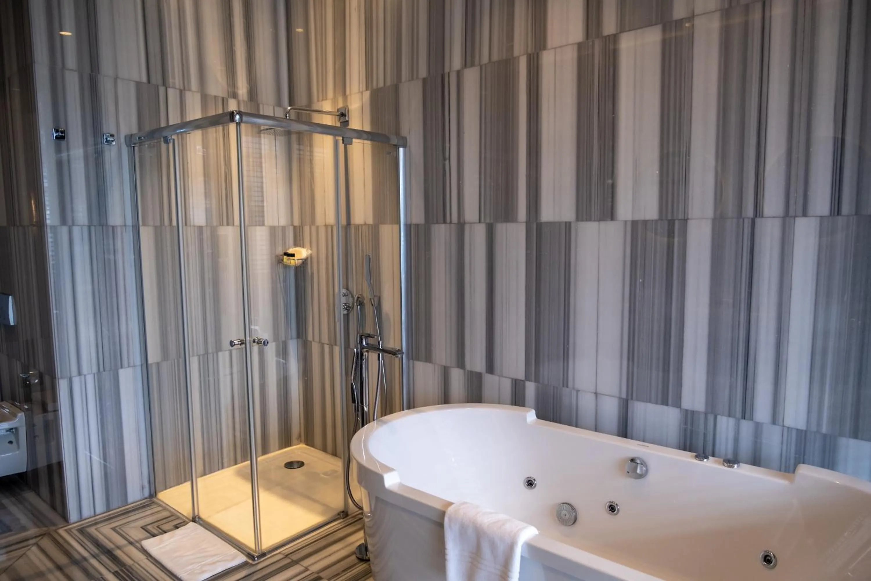 Shower in Ramada Plaza Hotel & Spa Trabzon