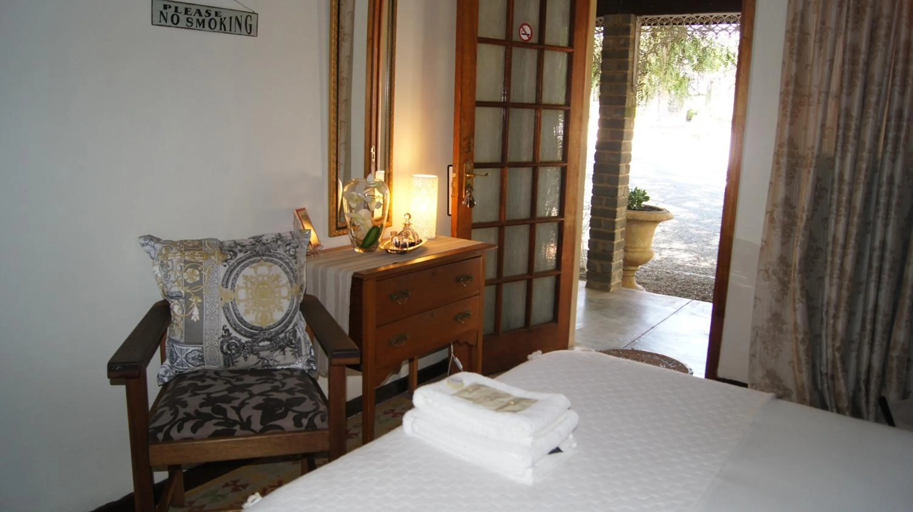 Bed in Cunningham Cottage Guest House