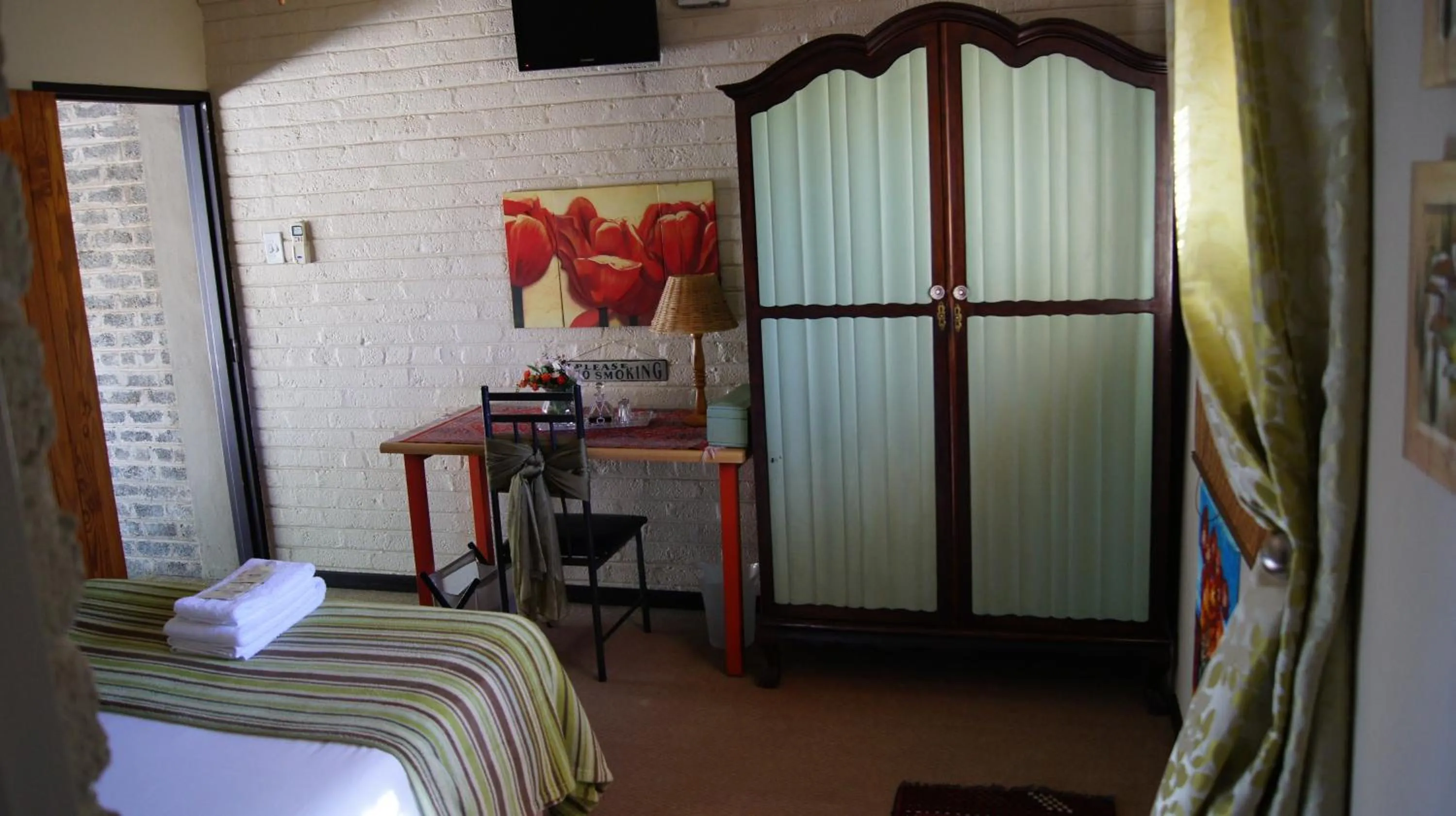 Bed in Cunningham Cottage Guest House