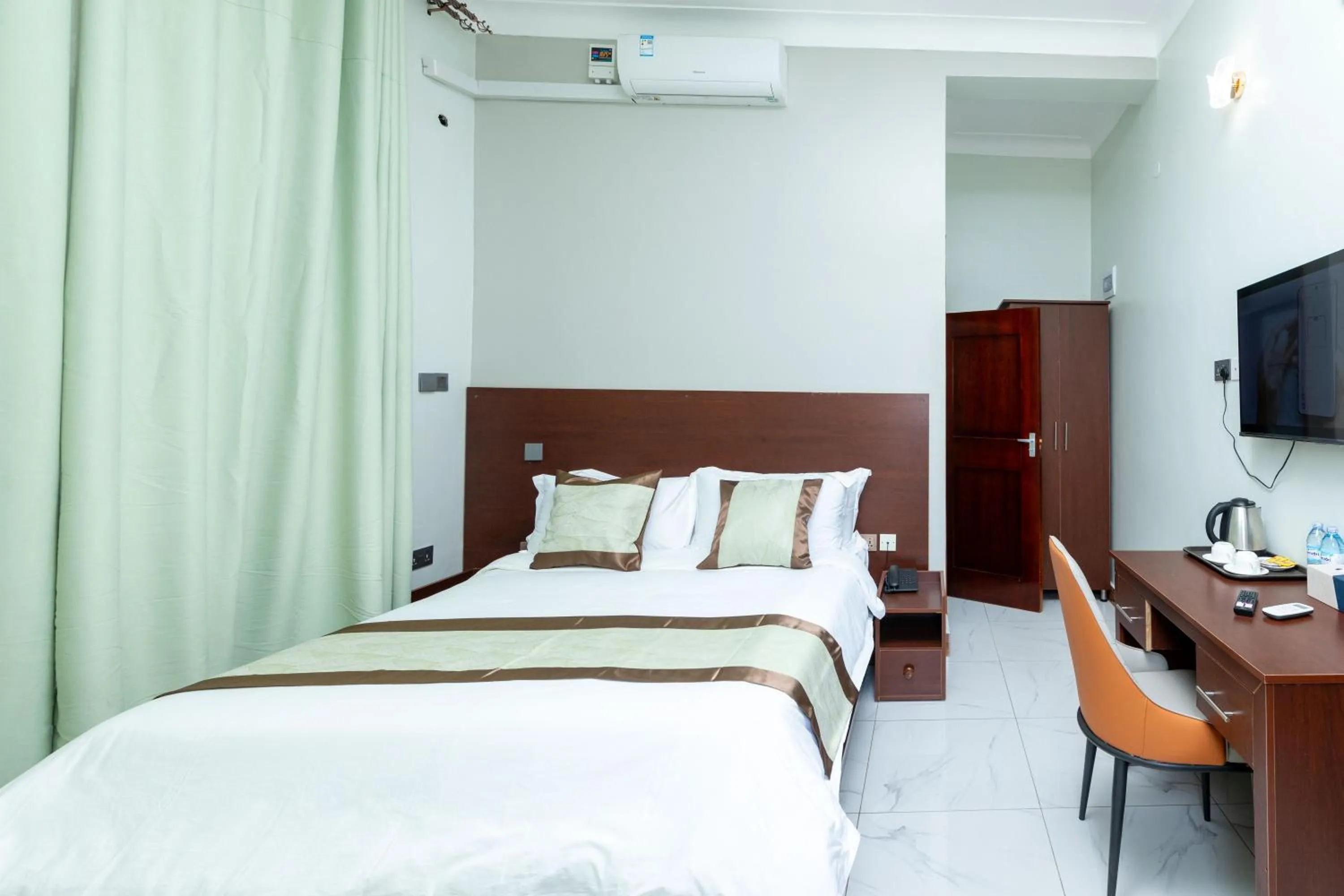 TV and multimedia in Ngabu Hotel