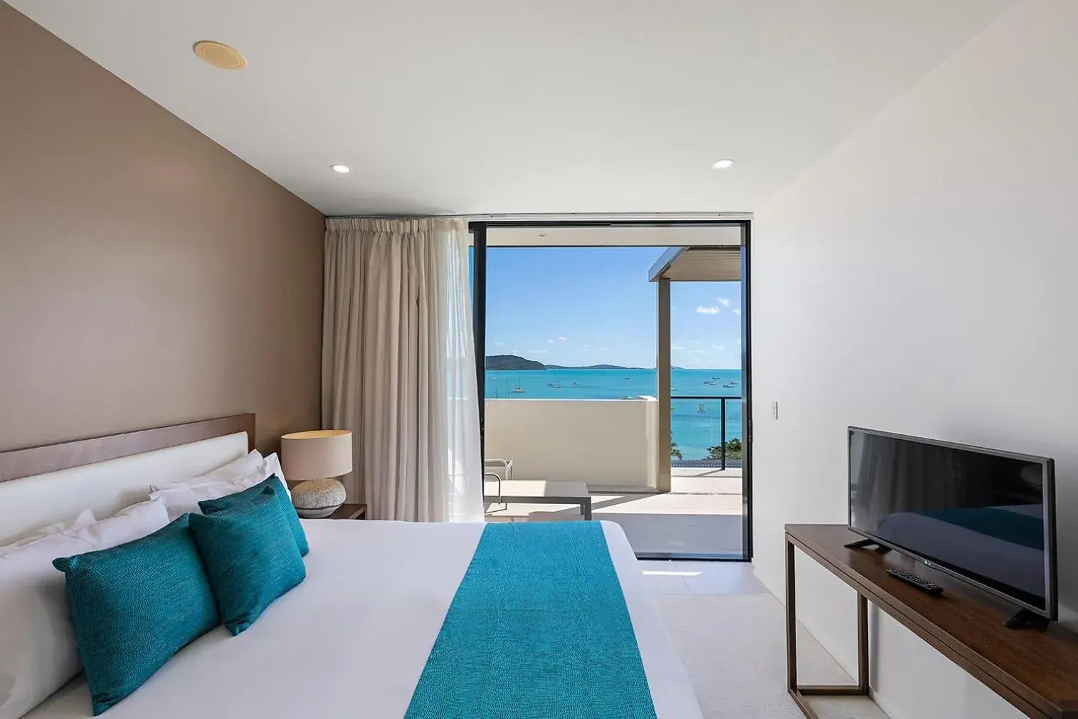 Deluxe Three-Bedroom Apartment with Ocean View in Mirage Whitsundays Deluxe Three-Bedroom Apartment with Ocean View in Mirage Whitsundays