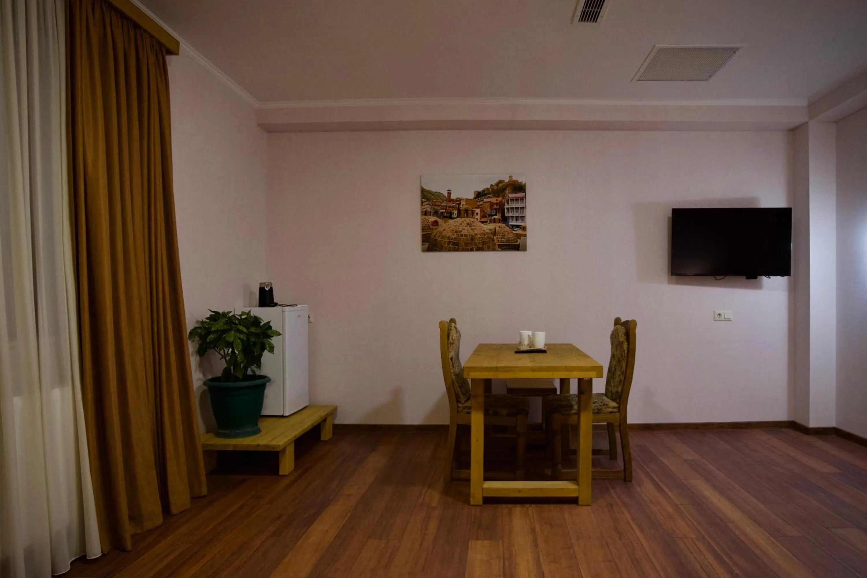 Communal lounge/ TV room in Hotel Mogzauri