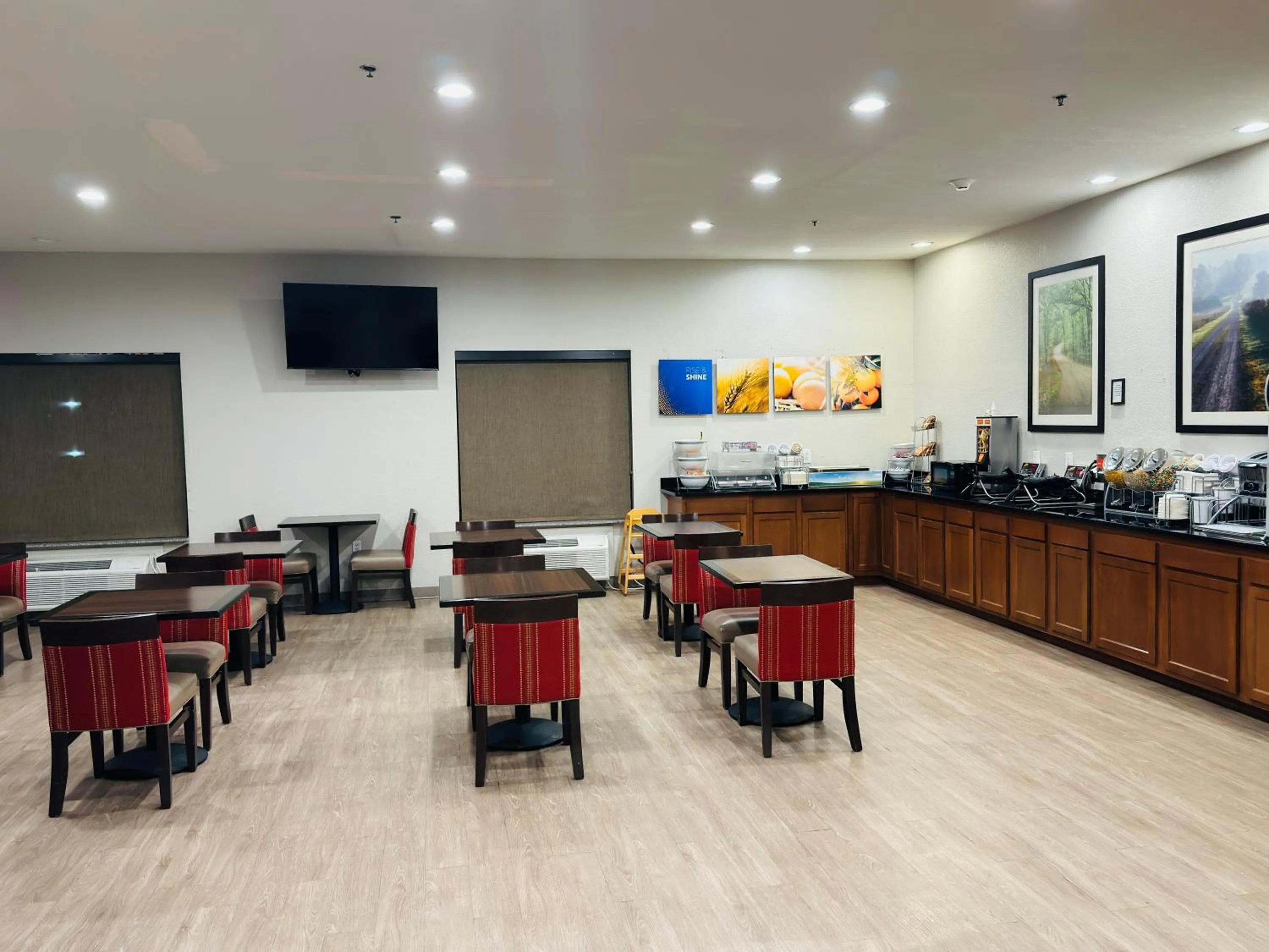 Breakfast in Comfort Suites Plymouth near US-30