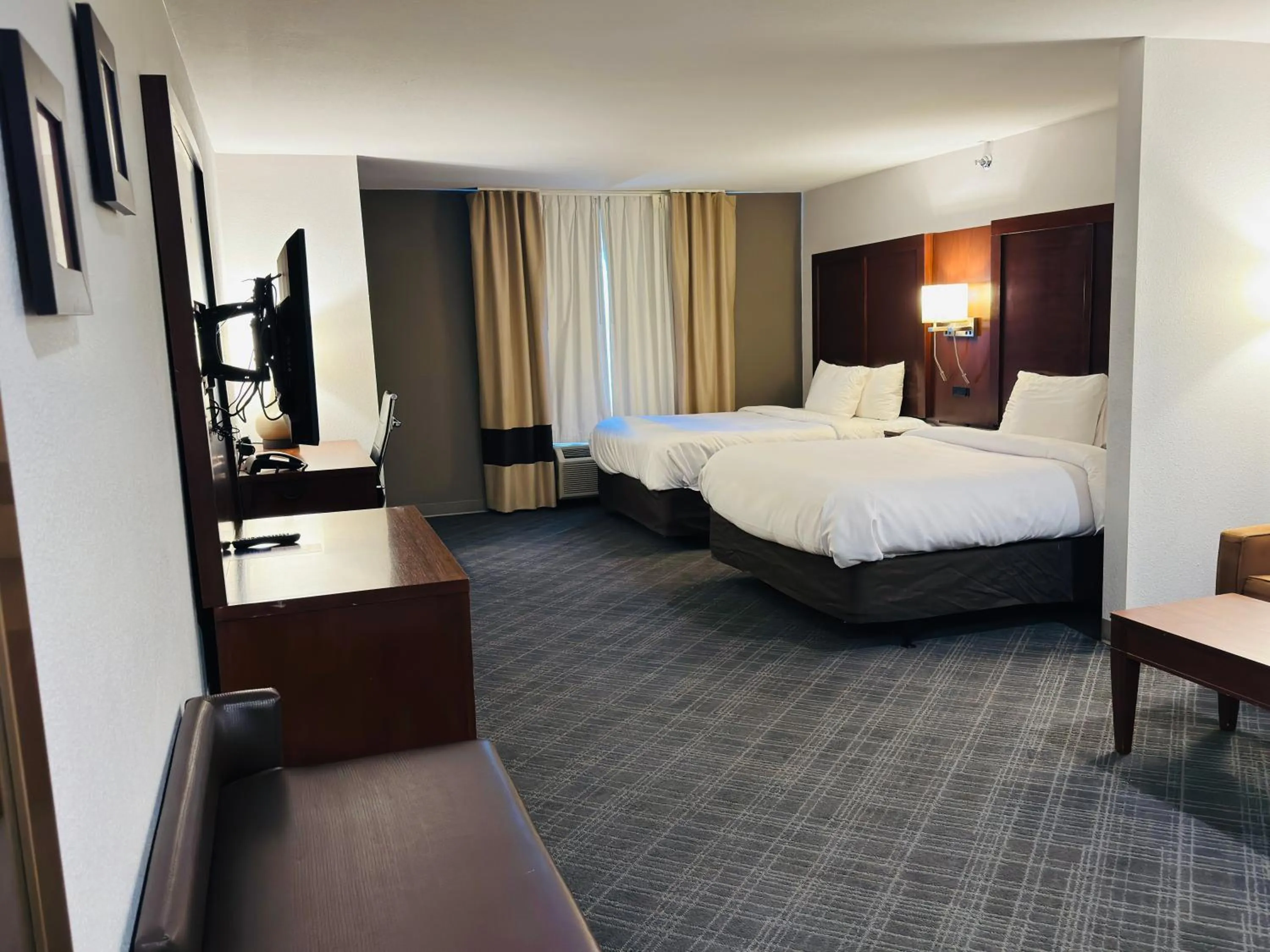 Photo of the whole room, Bed in Comfort Suites Plymouth near US-30