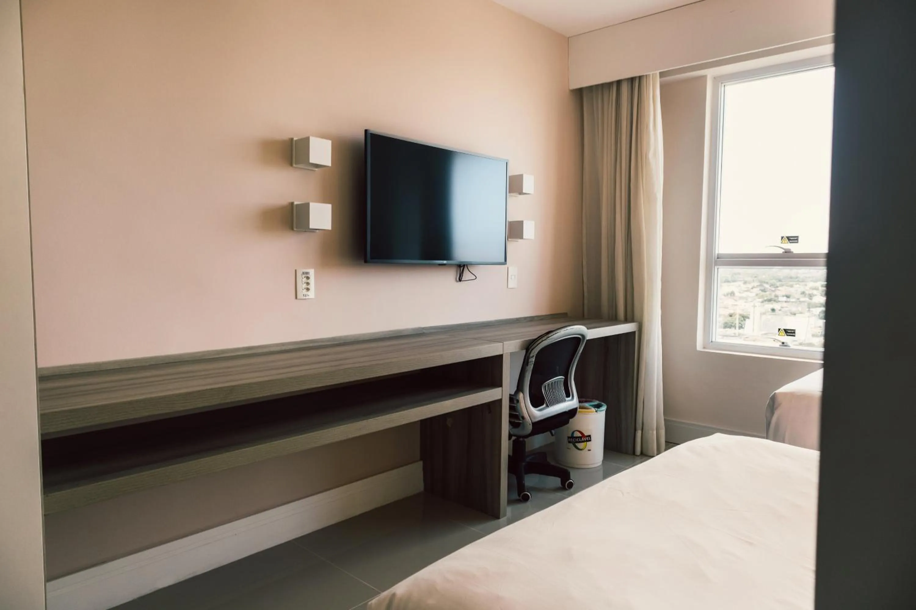 TV and multimedia, Bed in Ramada Hotel & Suites Campos Pelinca