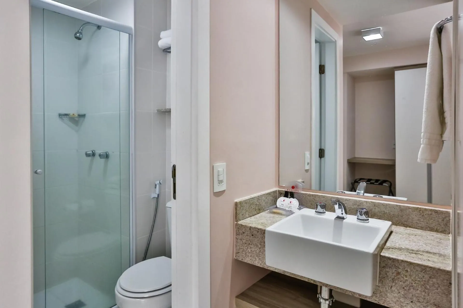 Shower in Ramada Hotel & Suites Campos Pelinca