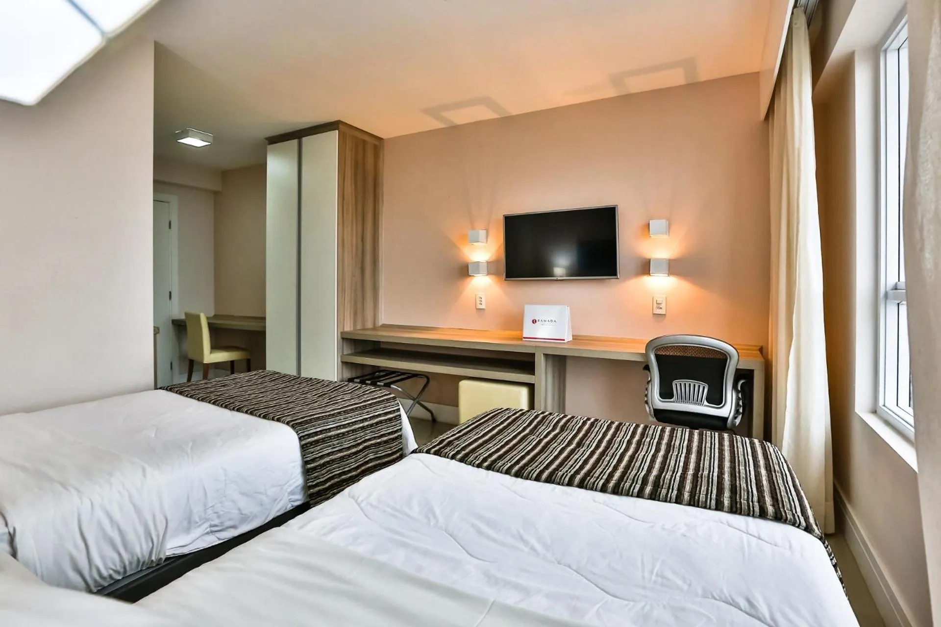 TV and multimedia, Bed in Ramada Hotel & Suites Campos Pelinca