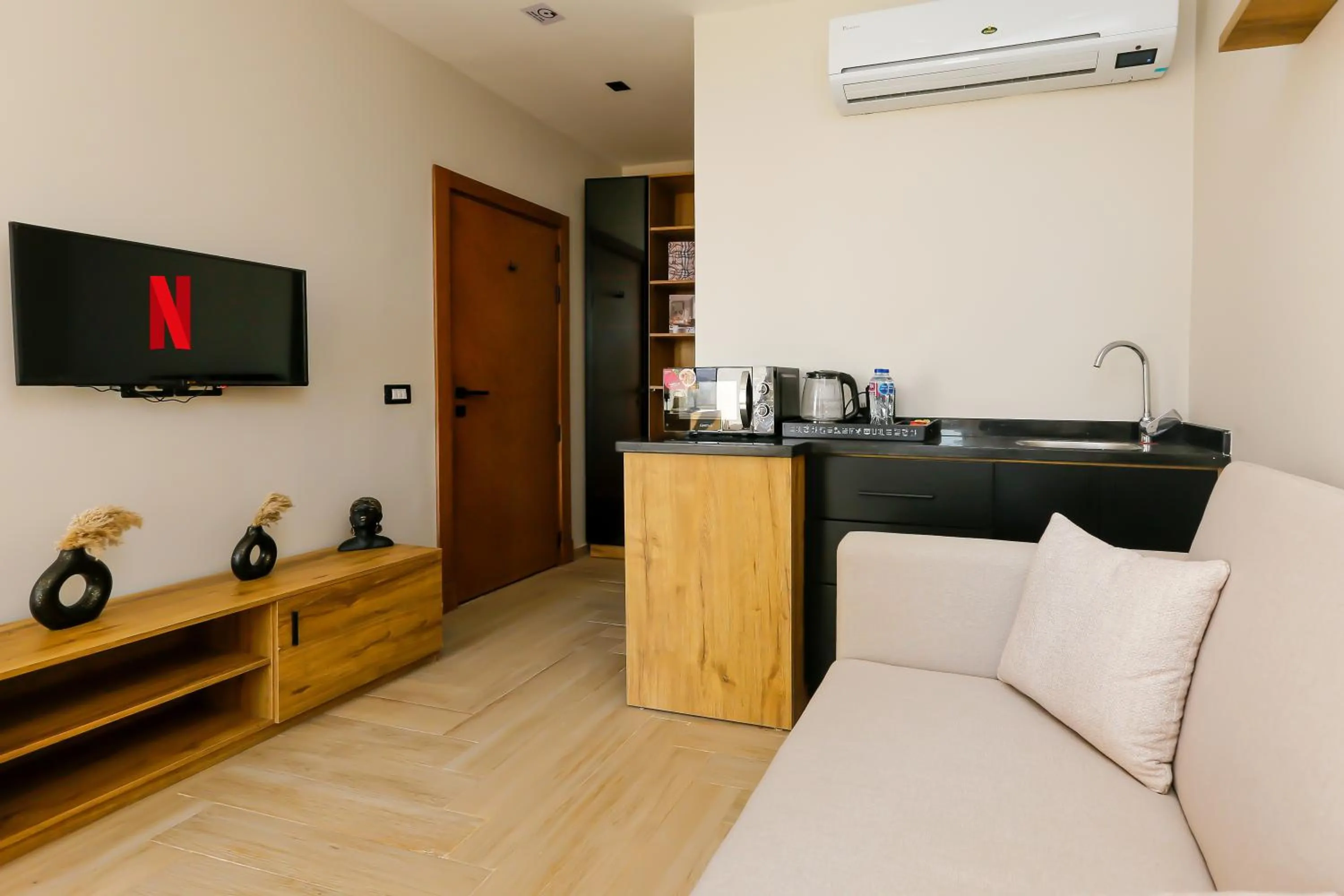 Bedroom in Rixoss tower Pyramids View