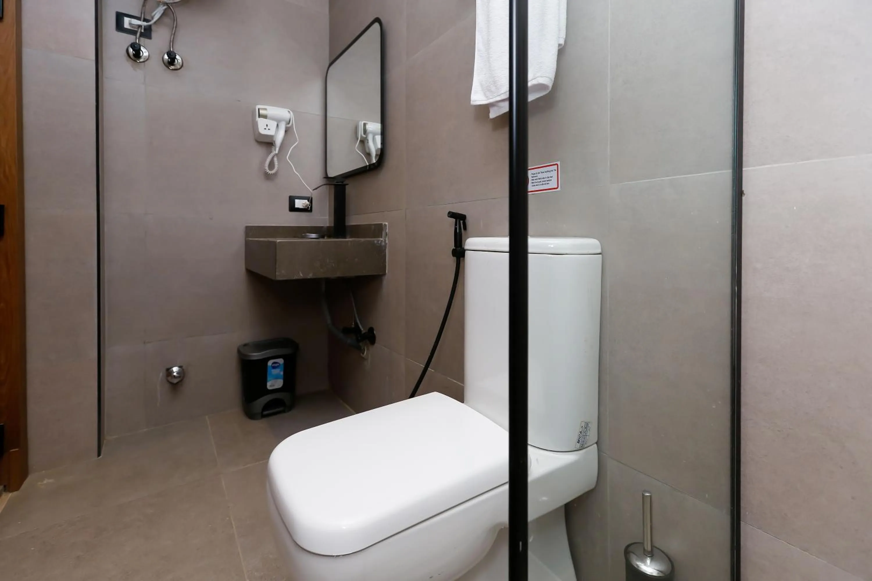 Shower in Rixoss tower Pyramids View