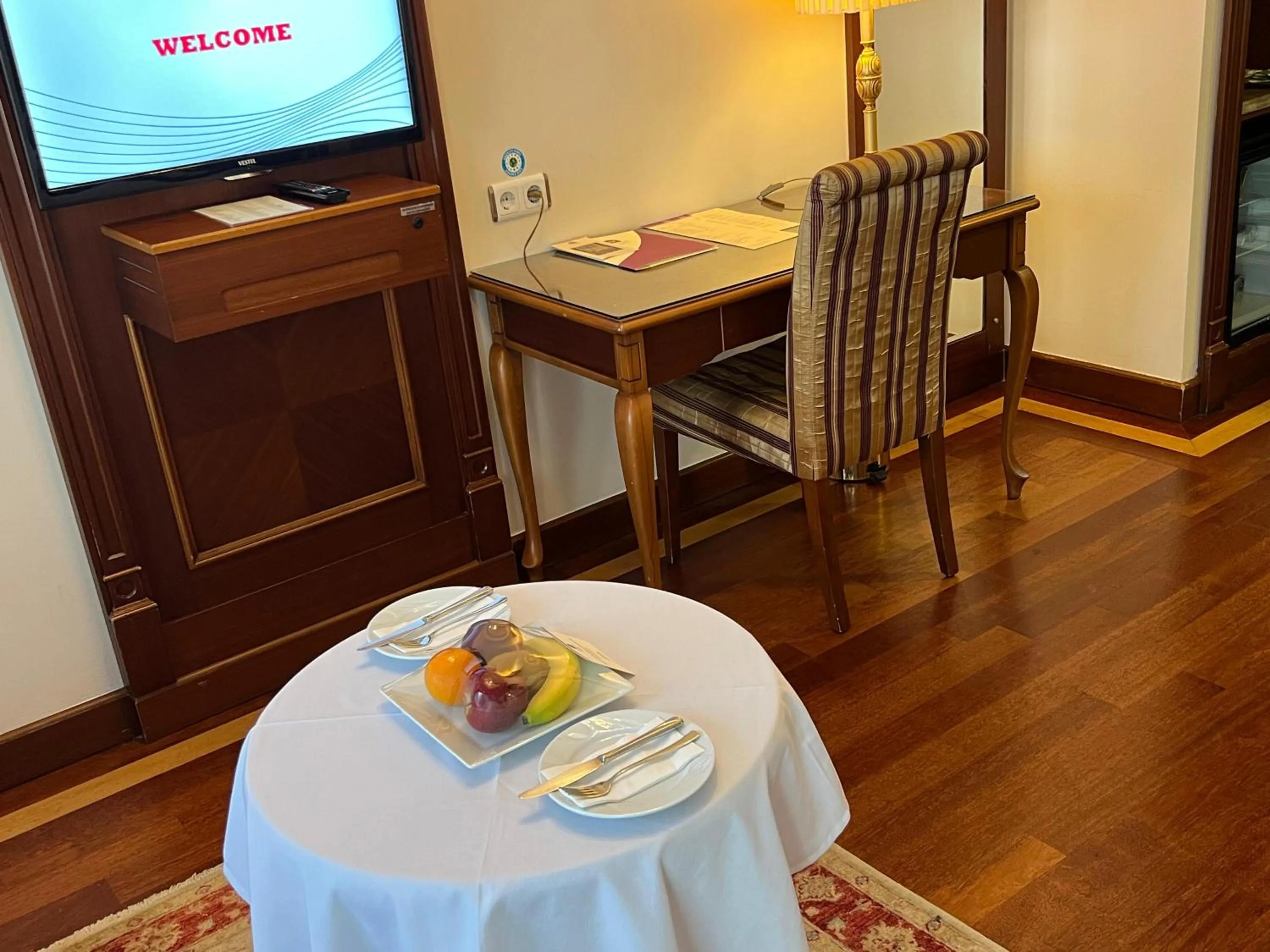 Food and drinks in GLK PREMIER Regency Suites & Spa