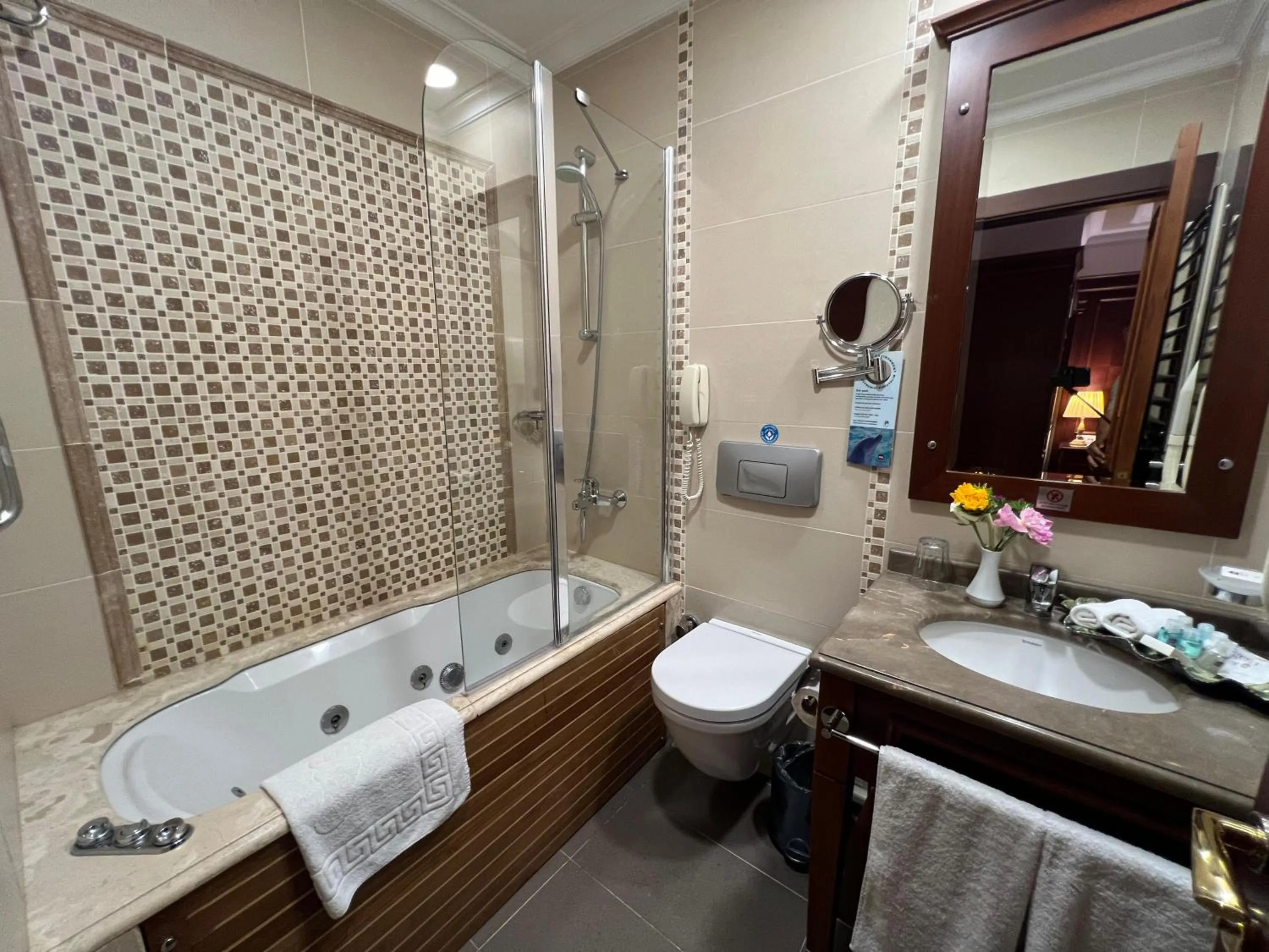 Shower in GLK PREMIER Regency Suites & Spa