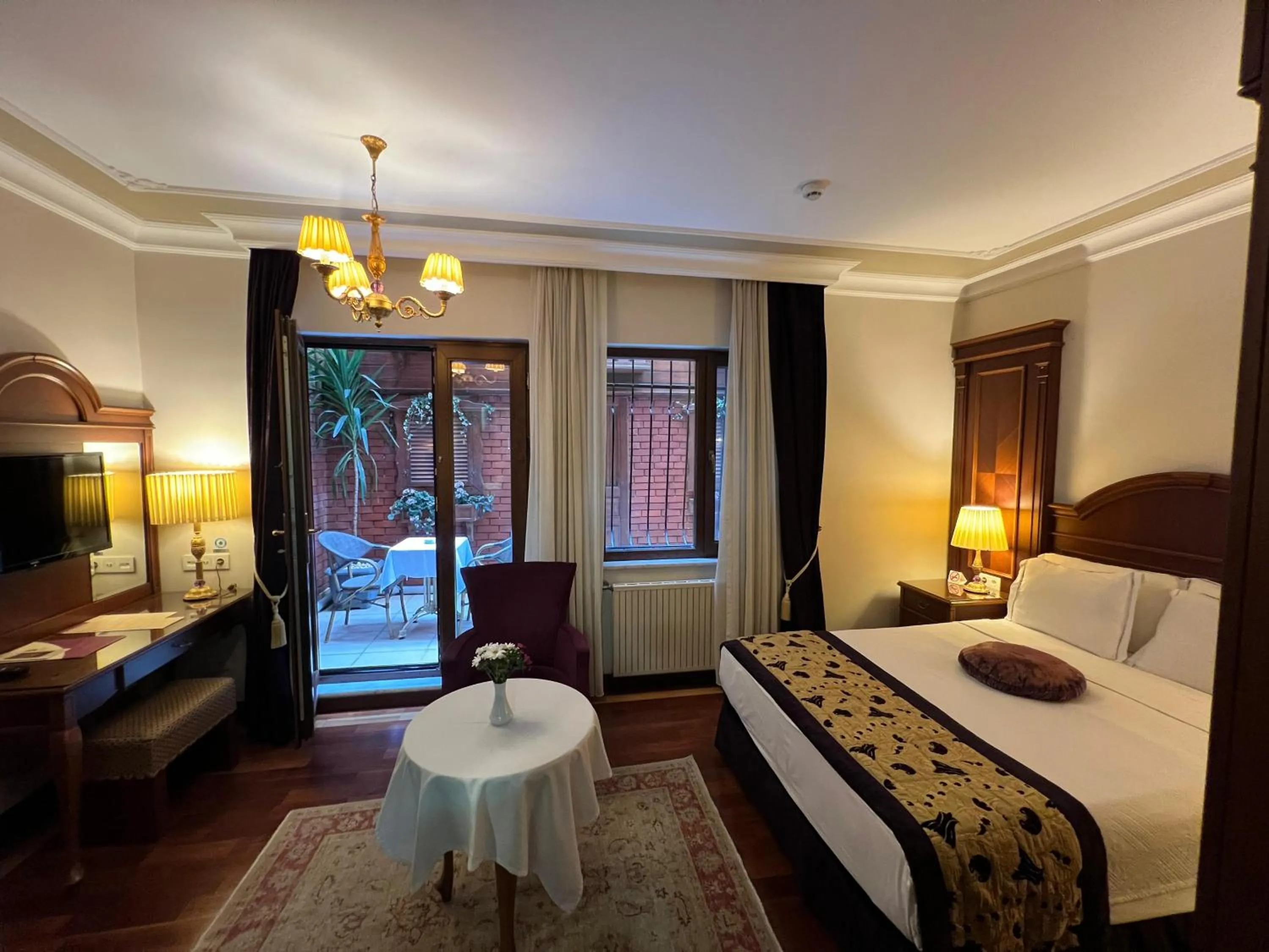 Seating area, Bed in GLK PREMIER Regency Suites & Spa