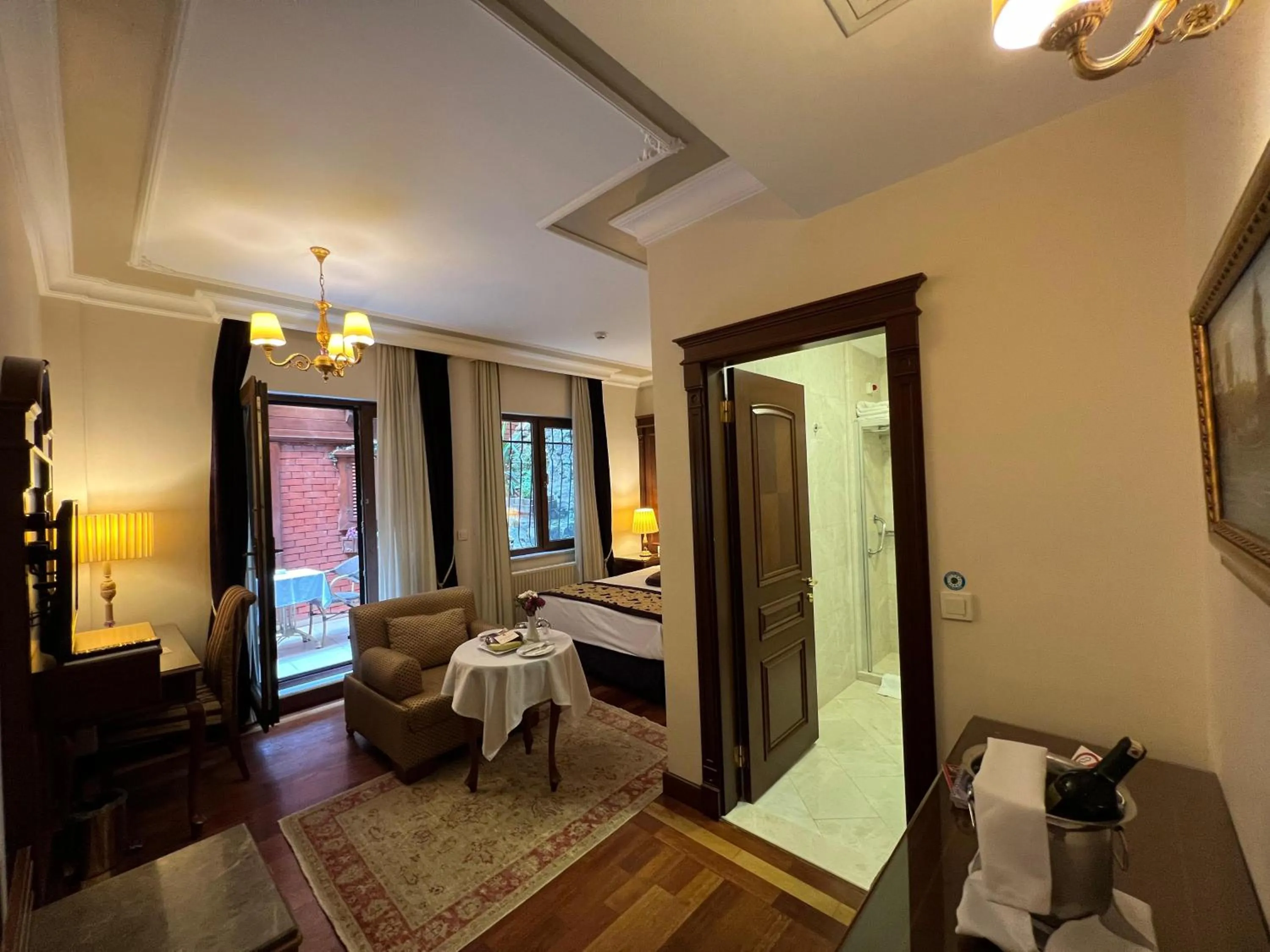 Bathroom, Bed in GLK PREMIER Regency Suites & Spa