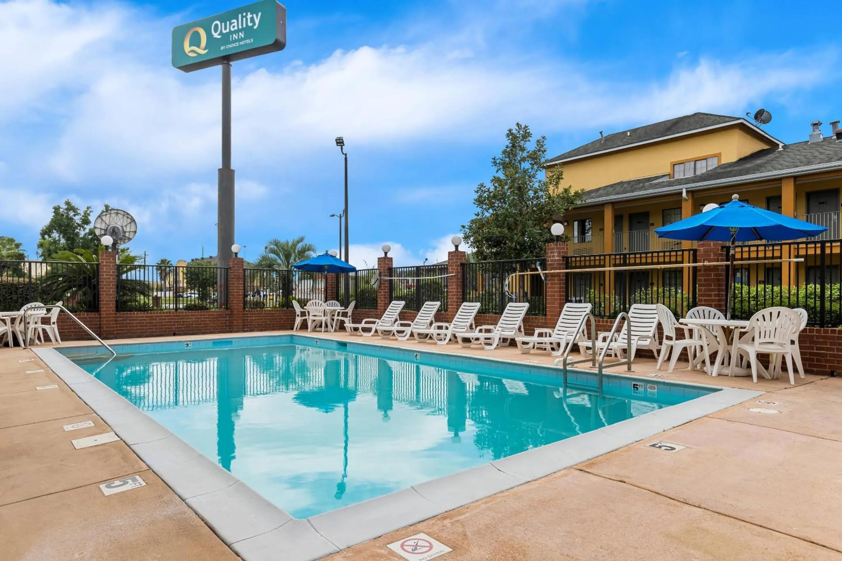 Swimming pool in Quality Inn Port Wentworth Savannah North