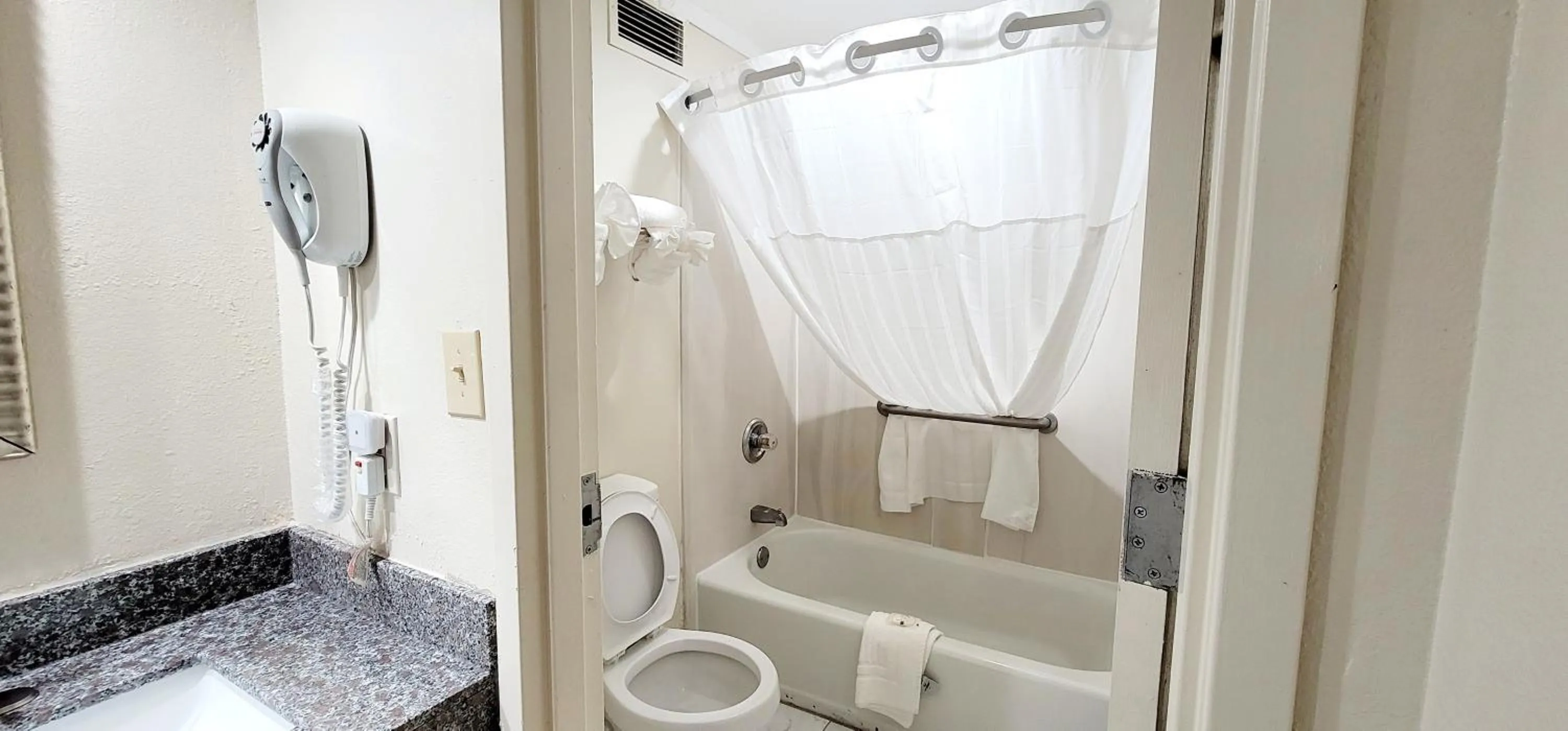 Shower in Quality Inn Port Wentworth Savannah North