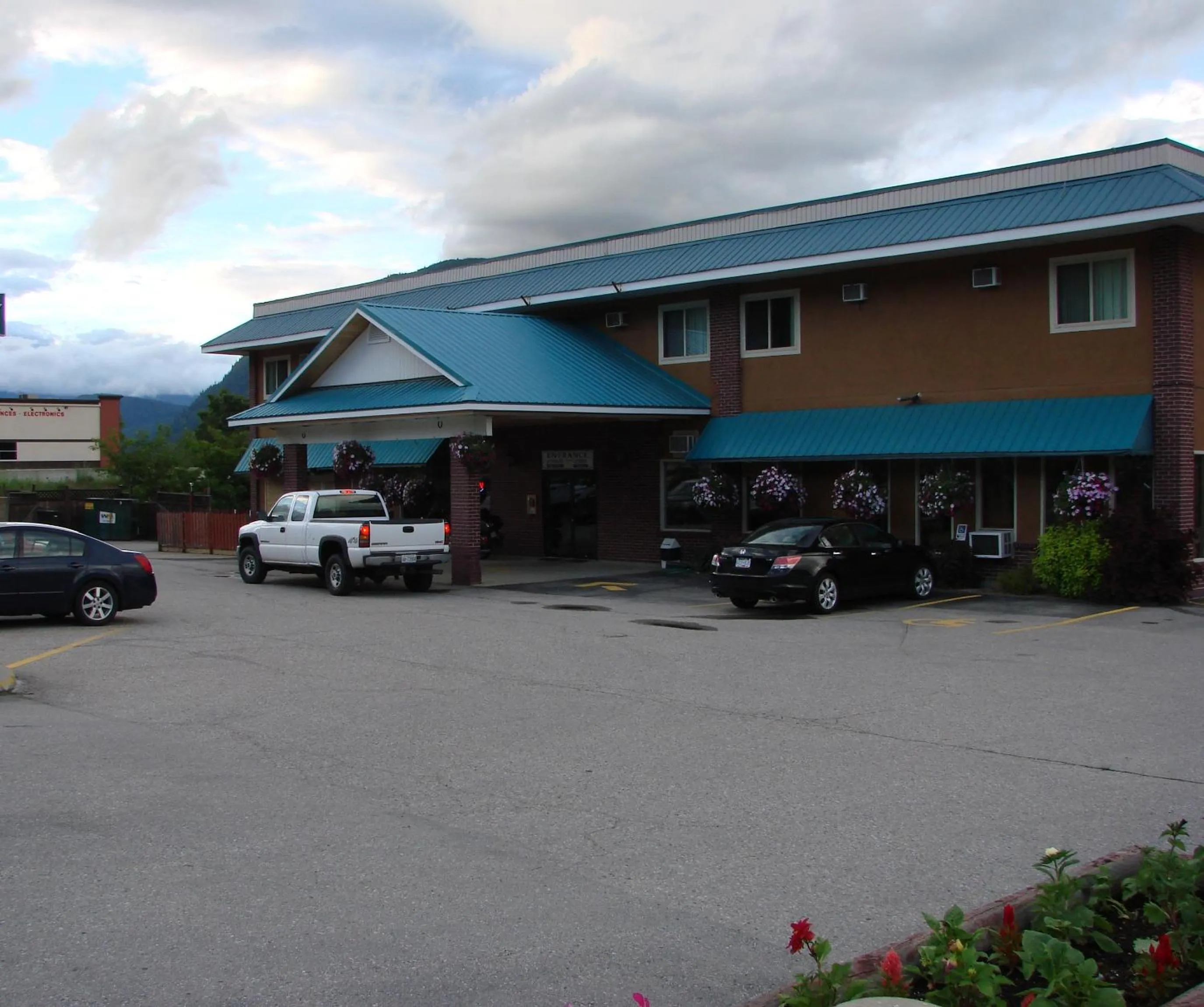 Property building in Canadas Best Value Inn & Suites-Castlegar