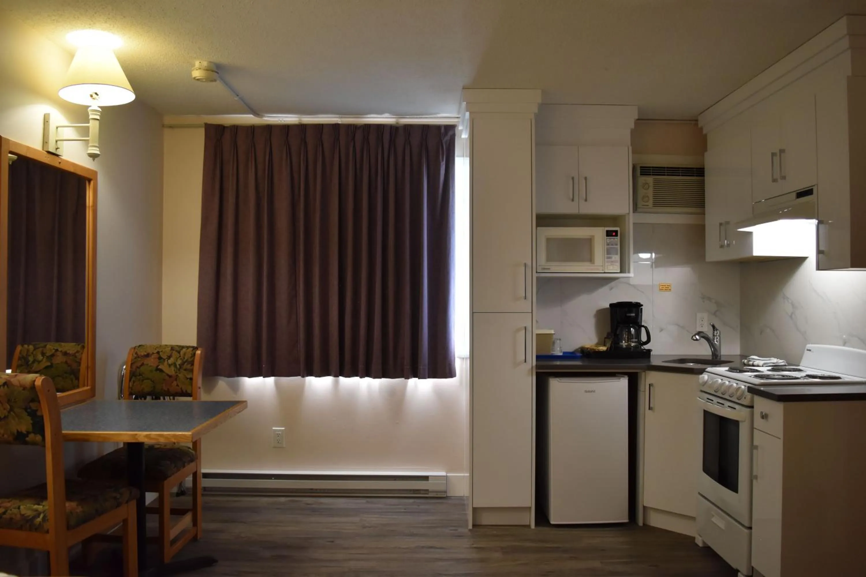 Kitchen or kitchenette in Canadas Best Value Inn & Suites-Castlegar