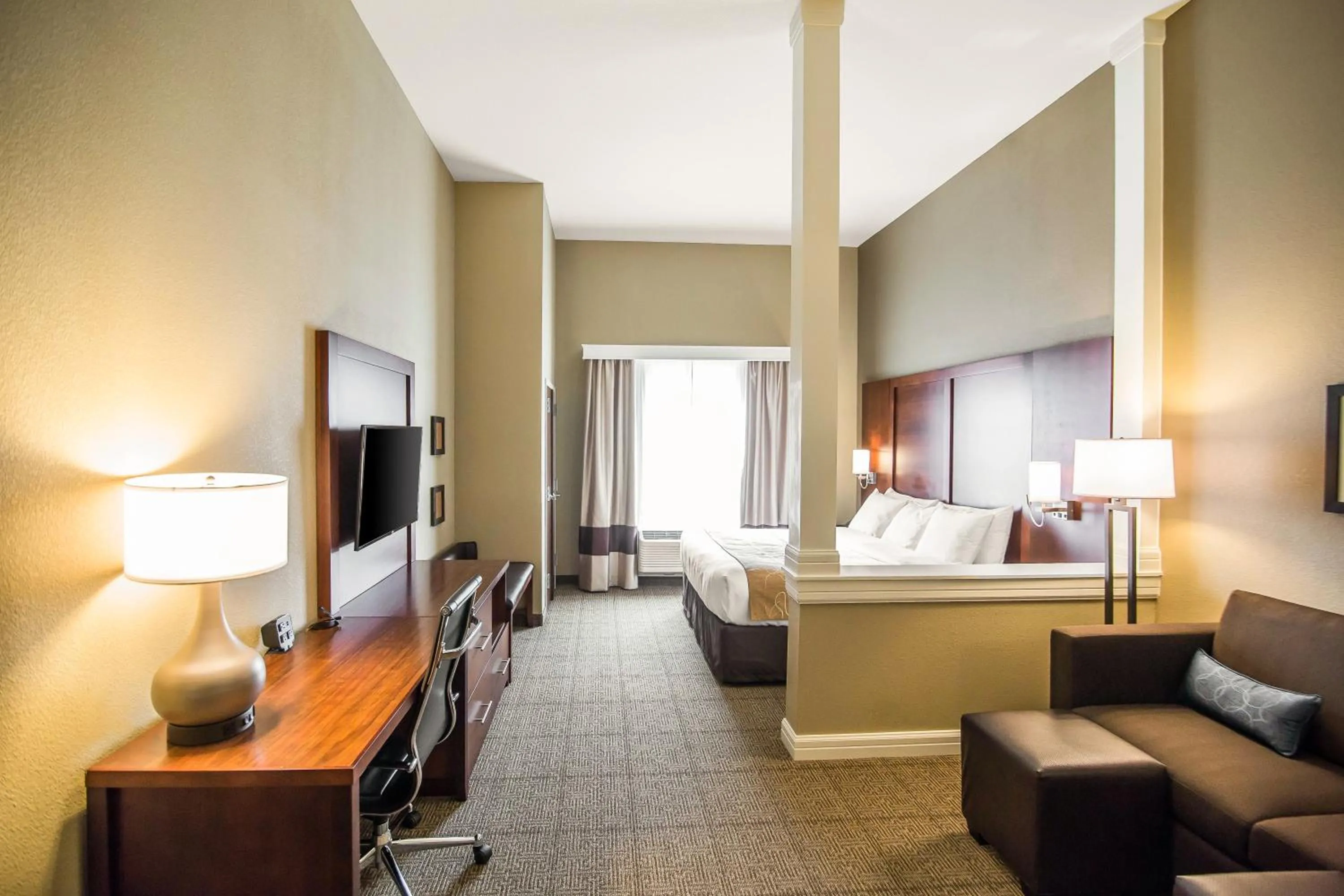 Bed in Comfort Suites Dodge City