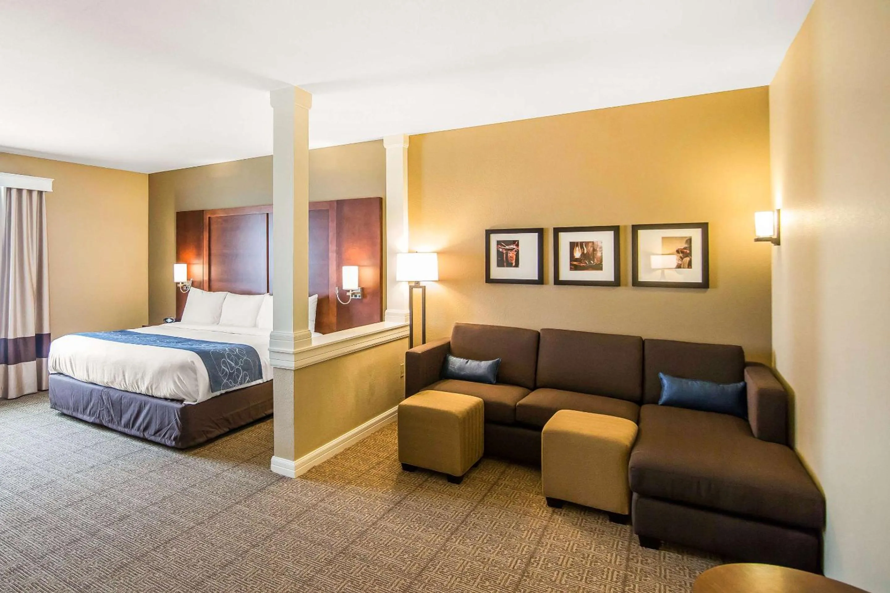 Bedroom, Bed in Comfort Suites Dodge City
