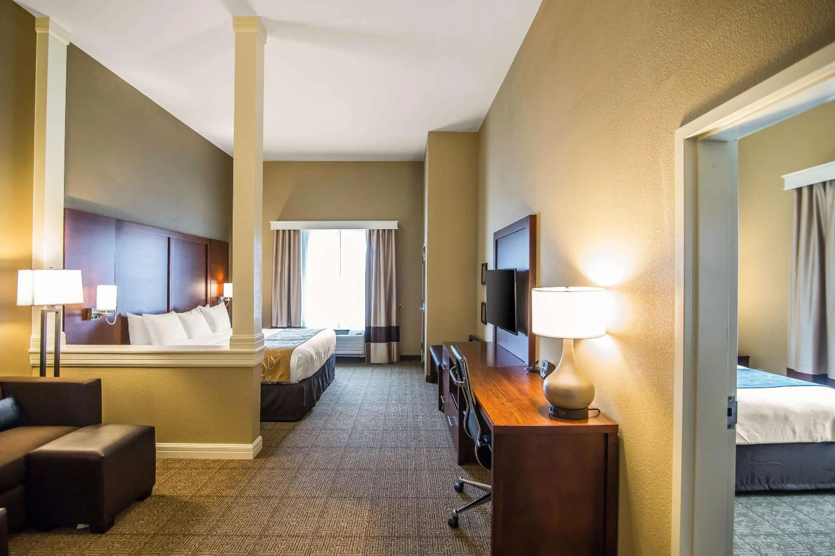 Bedroom, Bed in Comfort Suites Dodge City
