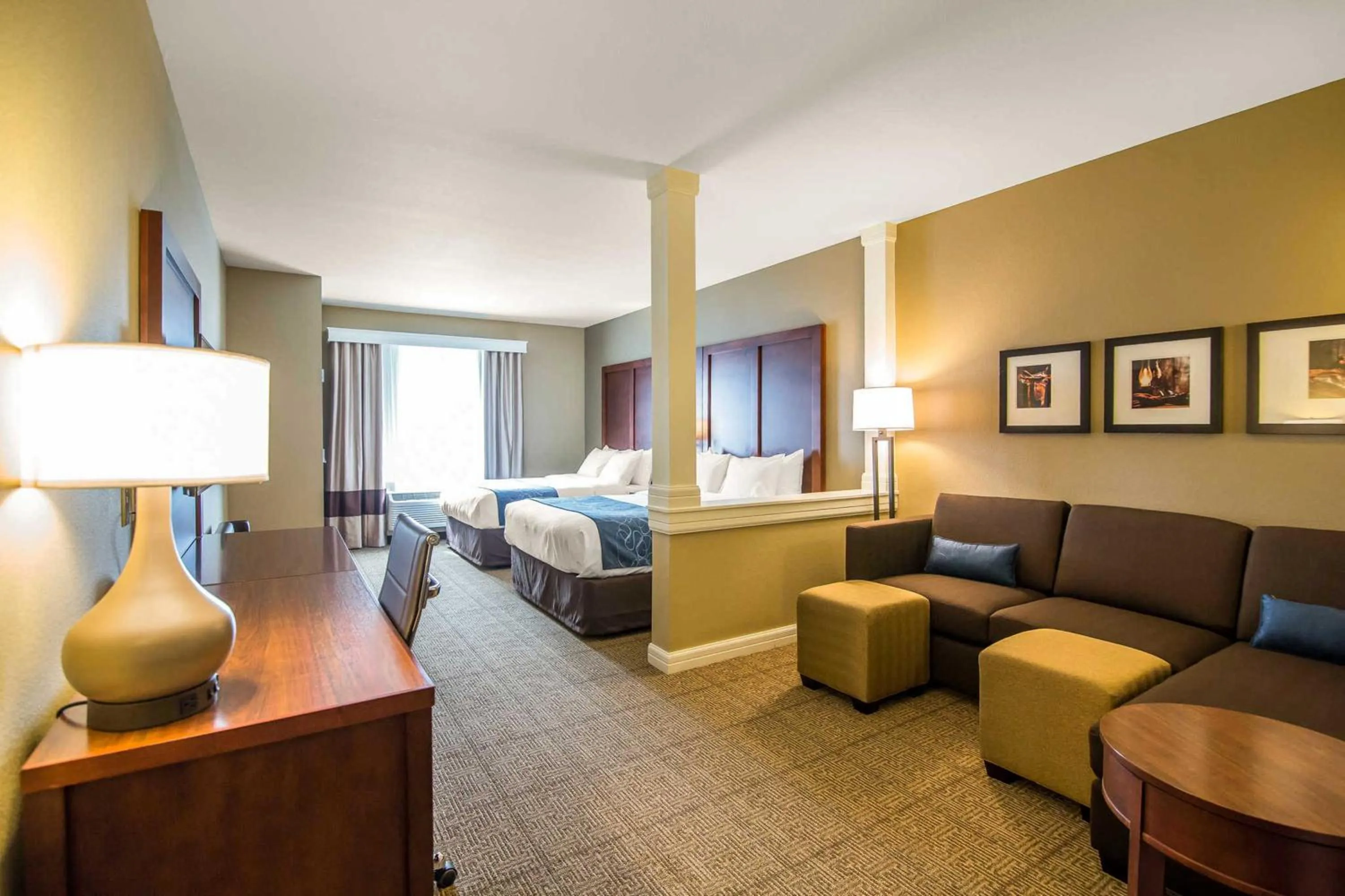 Bedroom, Bed in Comfort Suites Dodge City