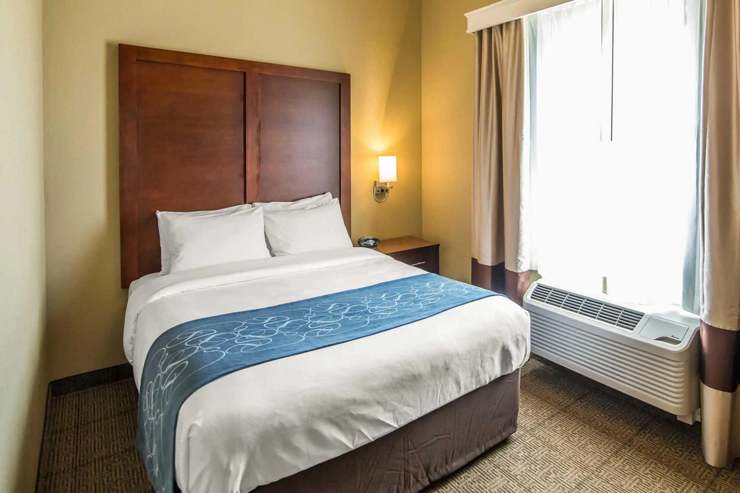 Bedroom, Bed in Comfort Suites Dodge City