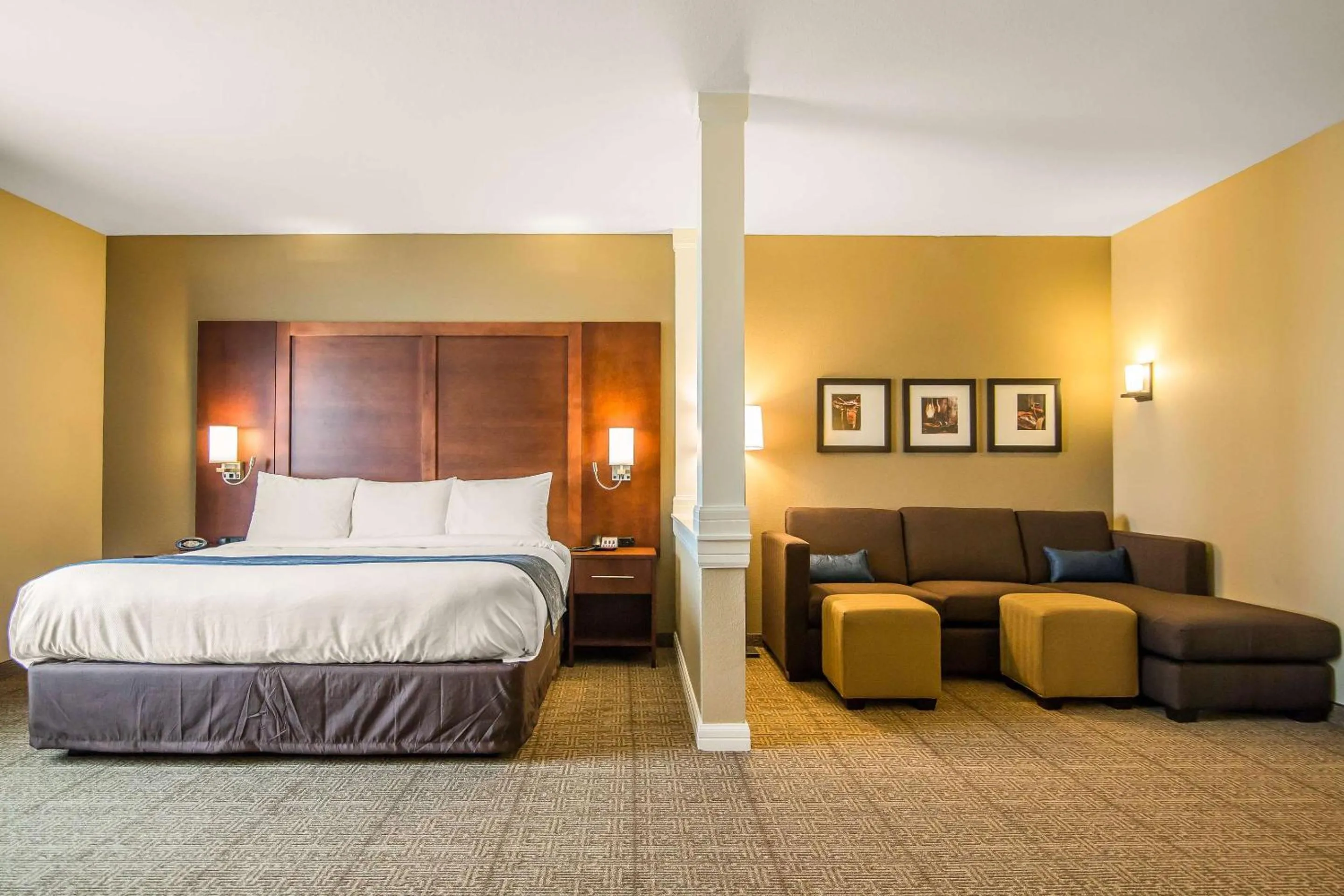 Bedroom, Bed in Comfort Suites Dodge City