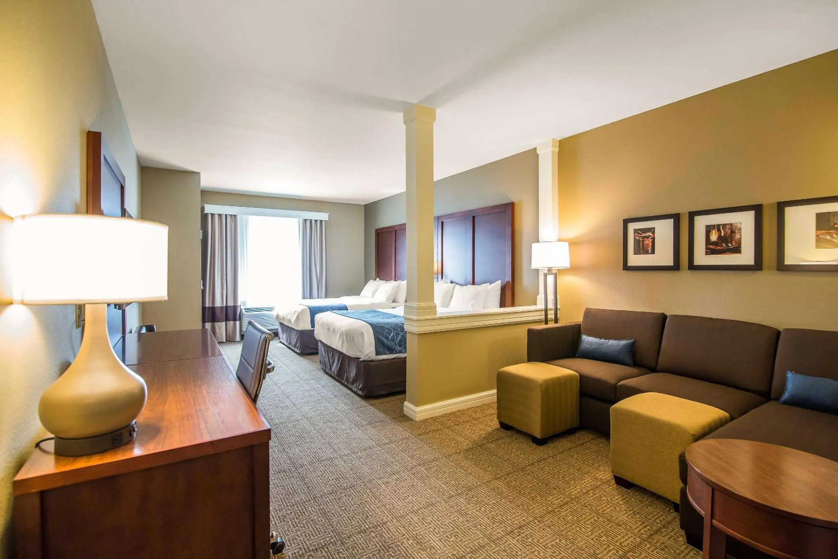 Bedroom, Bed in Comfort Suites Dodge City