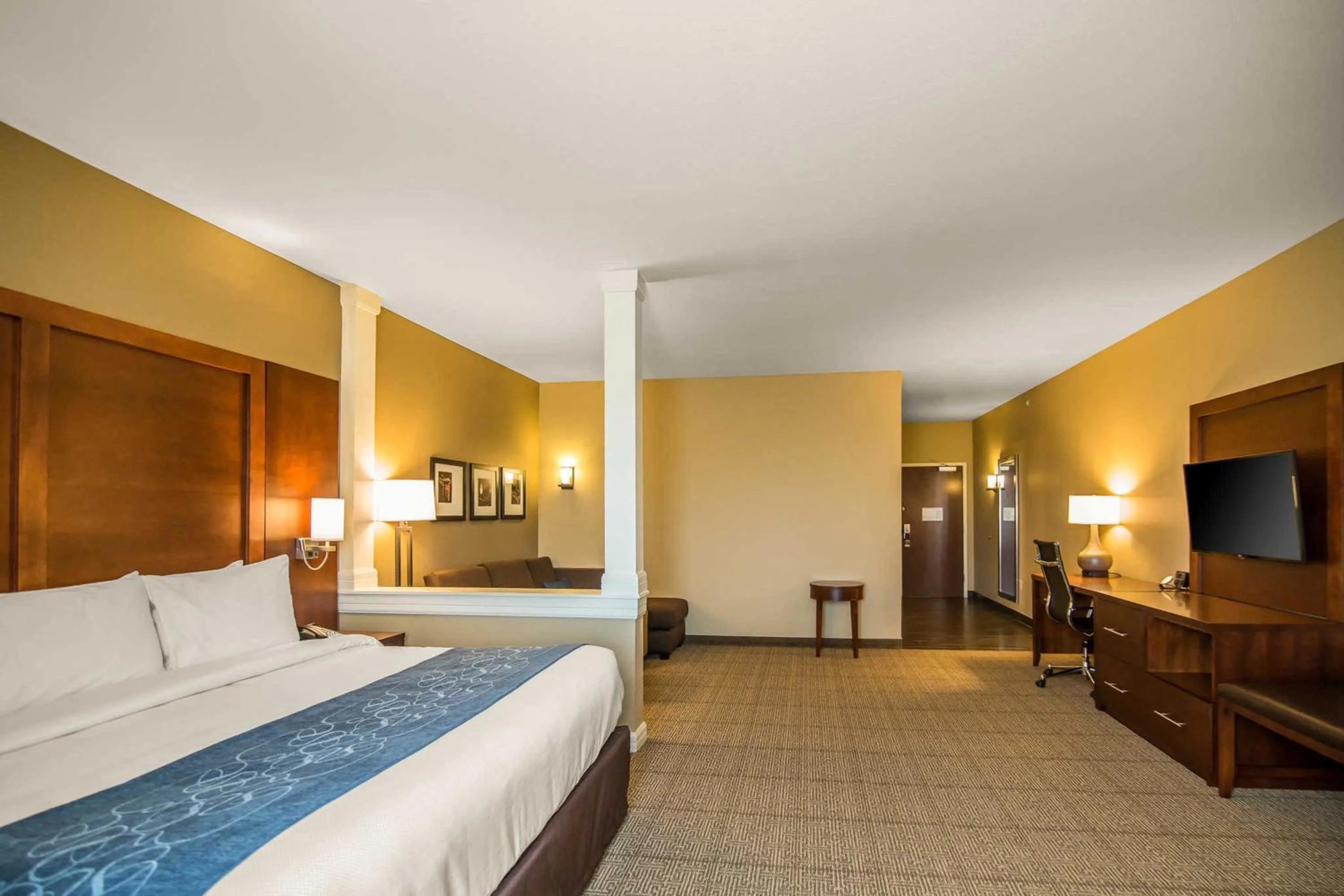 Bedroom, Bed in Comfort Suites Dodge City