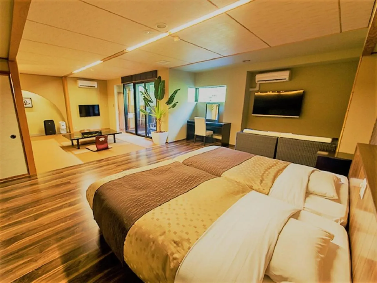 Photo of the whole room, Bed in LiVEMAX RESORT Shizuoka Amagiyugashima