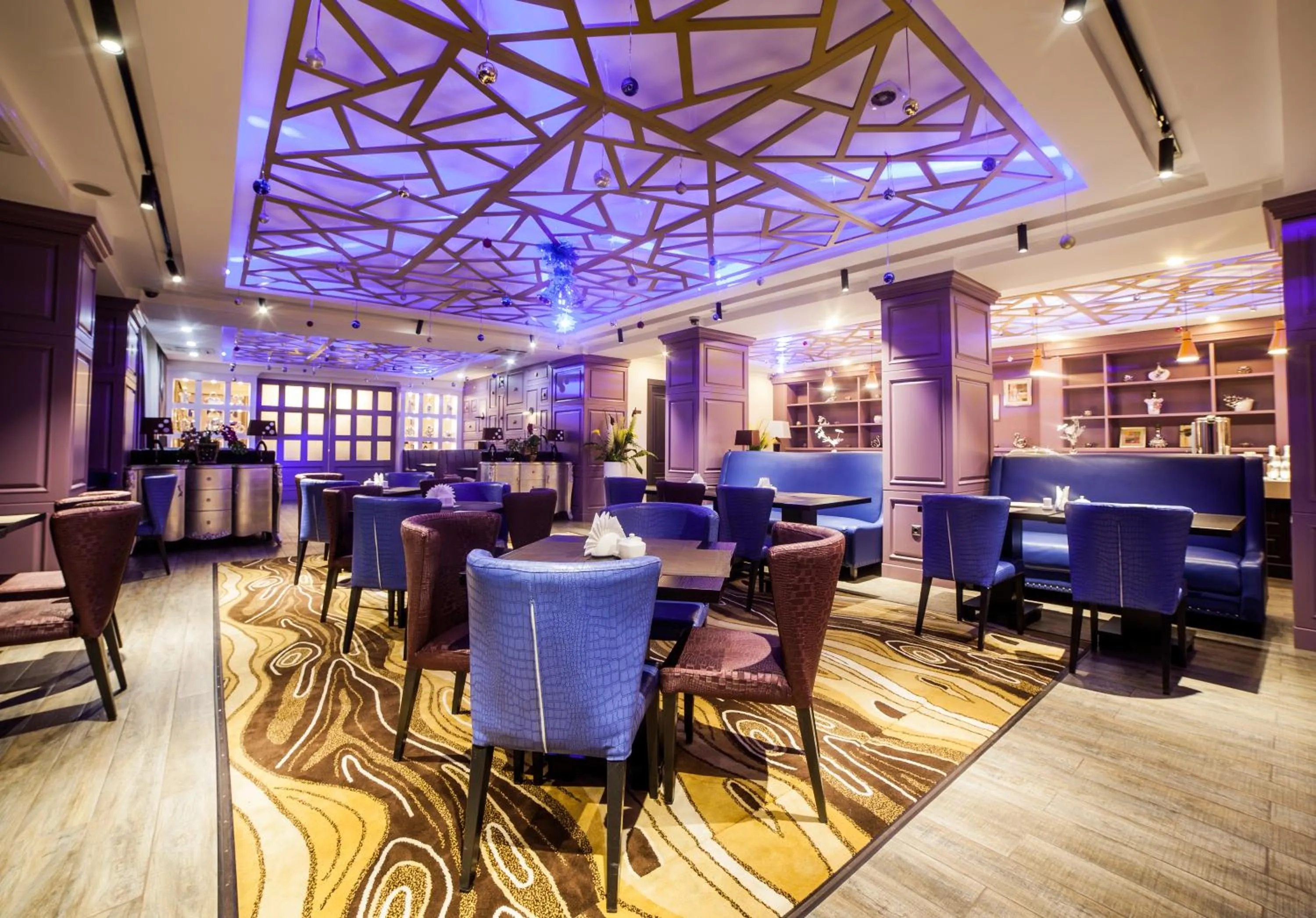 Restaurant/places to eat in Absolute Hotel