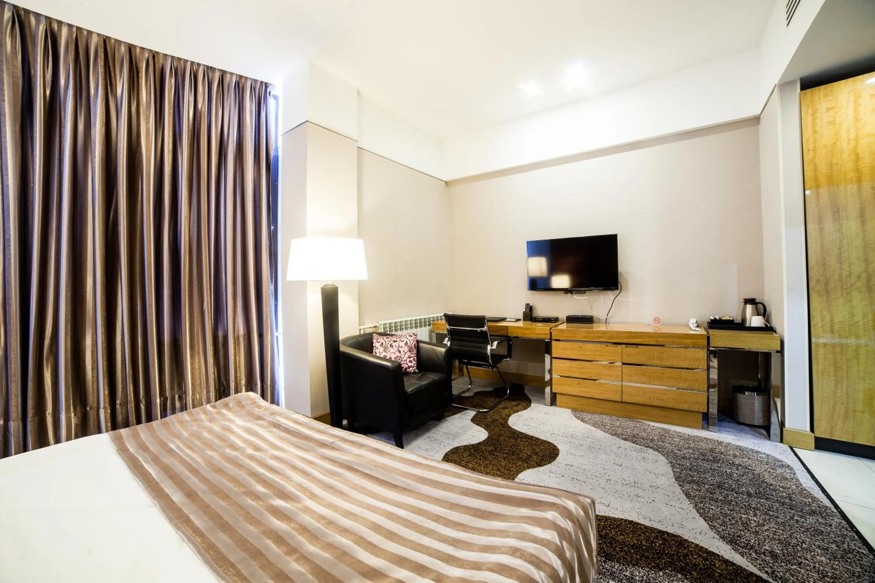 Photo of the whole room, Bed in Absolute Hotel