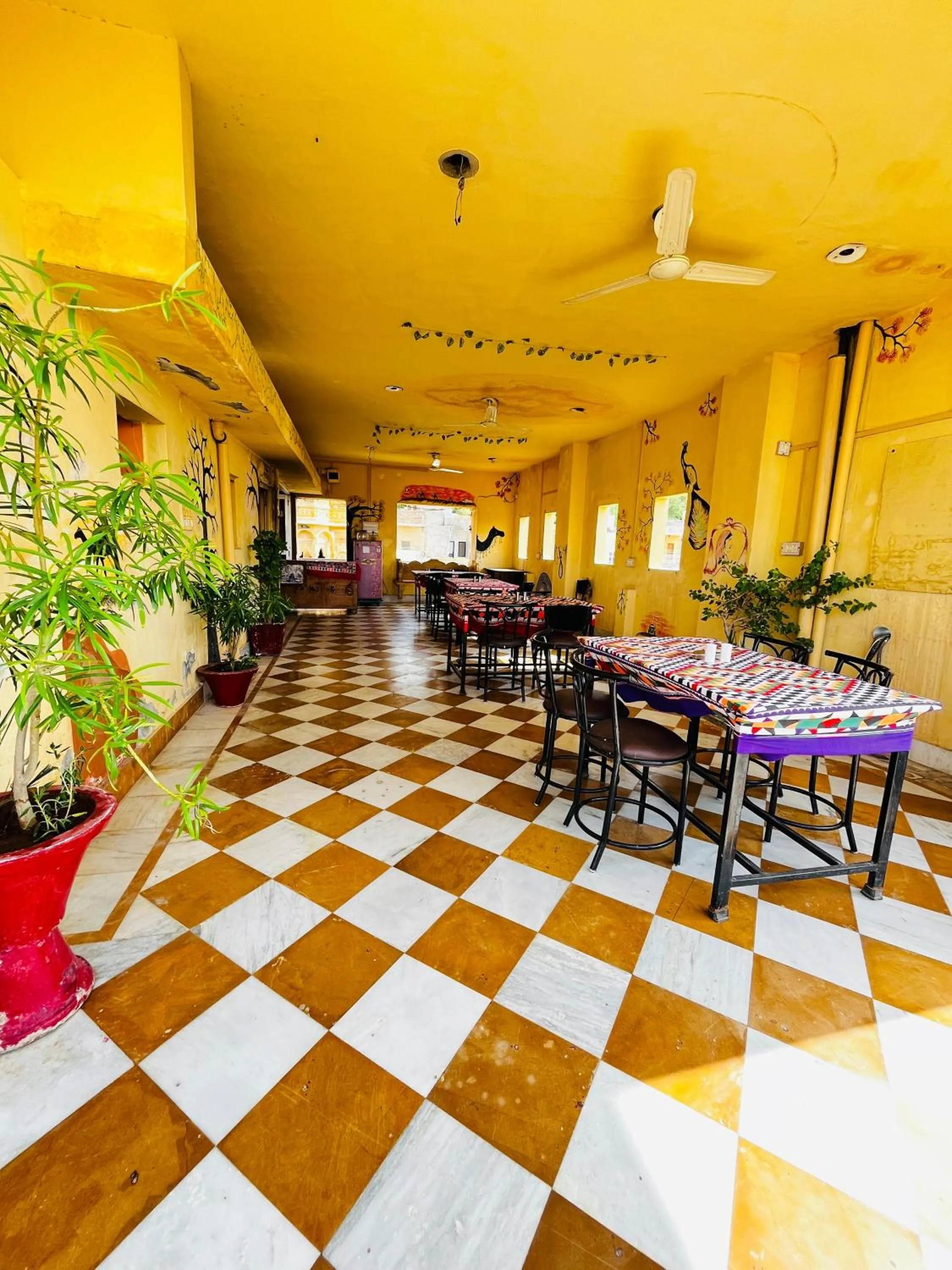 Restaurant/places to eat in Golden Marigold Hotel