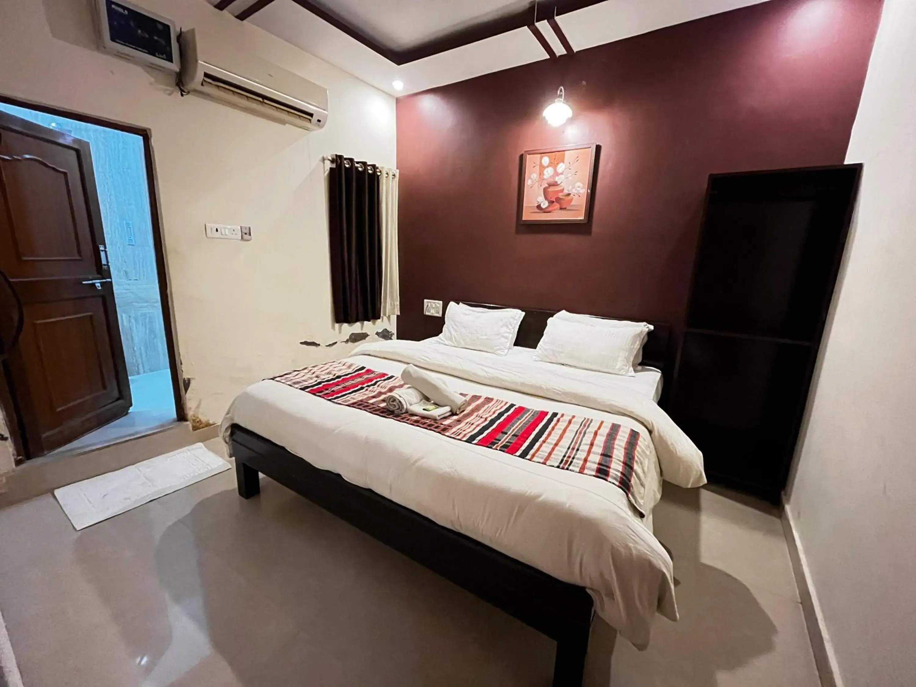 Small Double Room in Golden Marigold Hotel Small Double Room in Golden Marigold Hotel