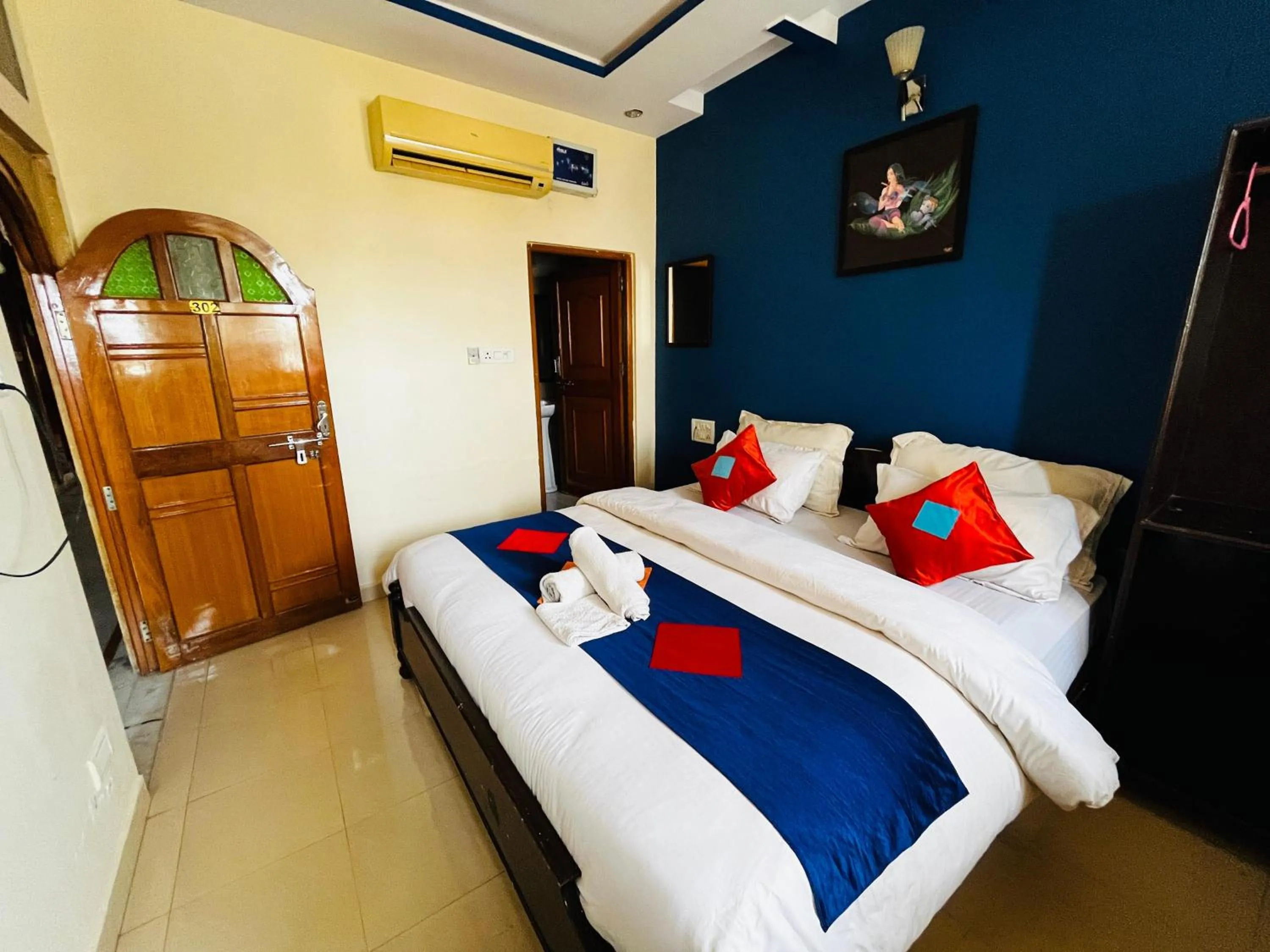 Bedroom, Bed in Golden Marigold Hotel