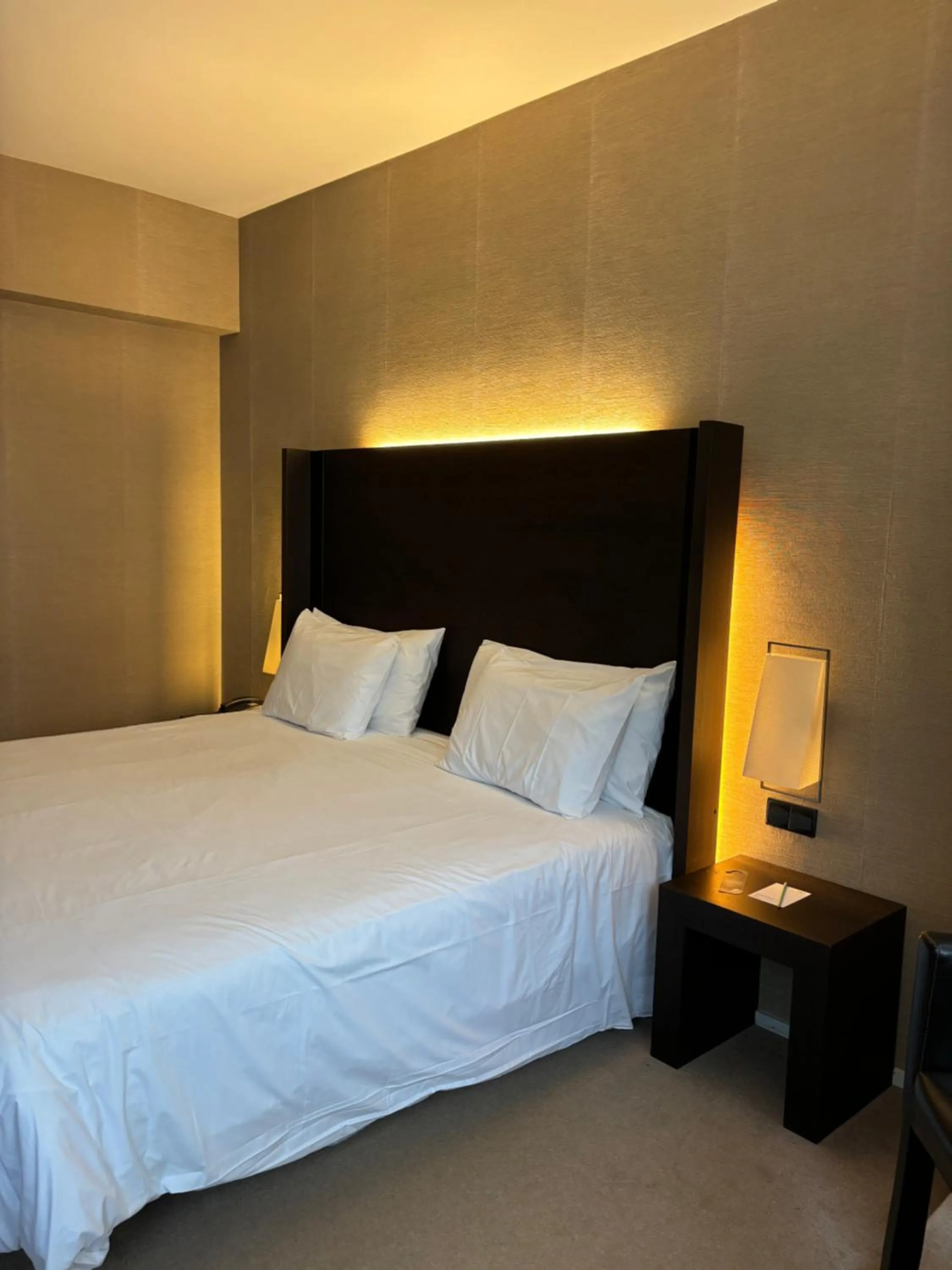 Property building, Bed in Silken Gran hotel Durango