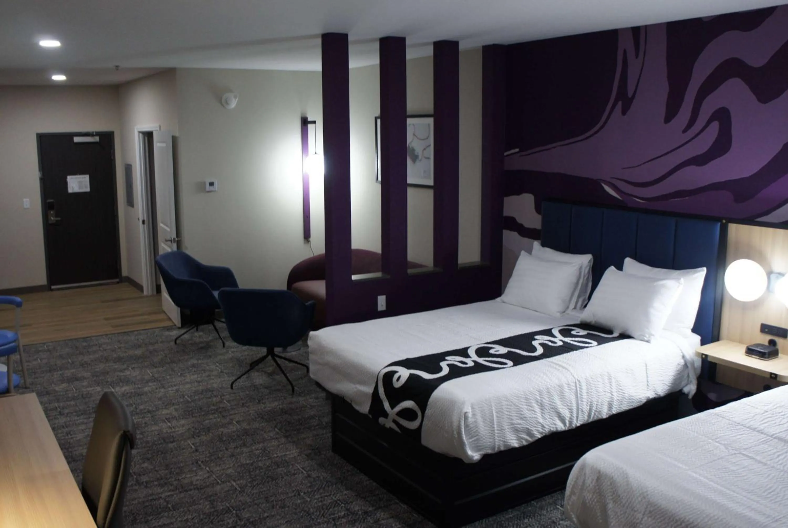 Photo of the whole room, Bed in La Quinta Inn & Suites by Wyndham Memphis East