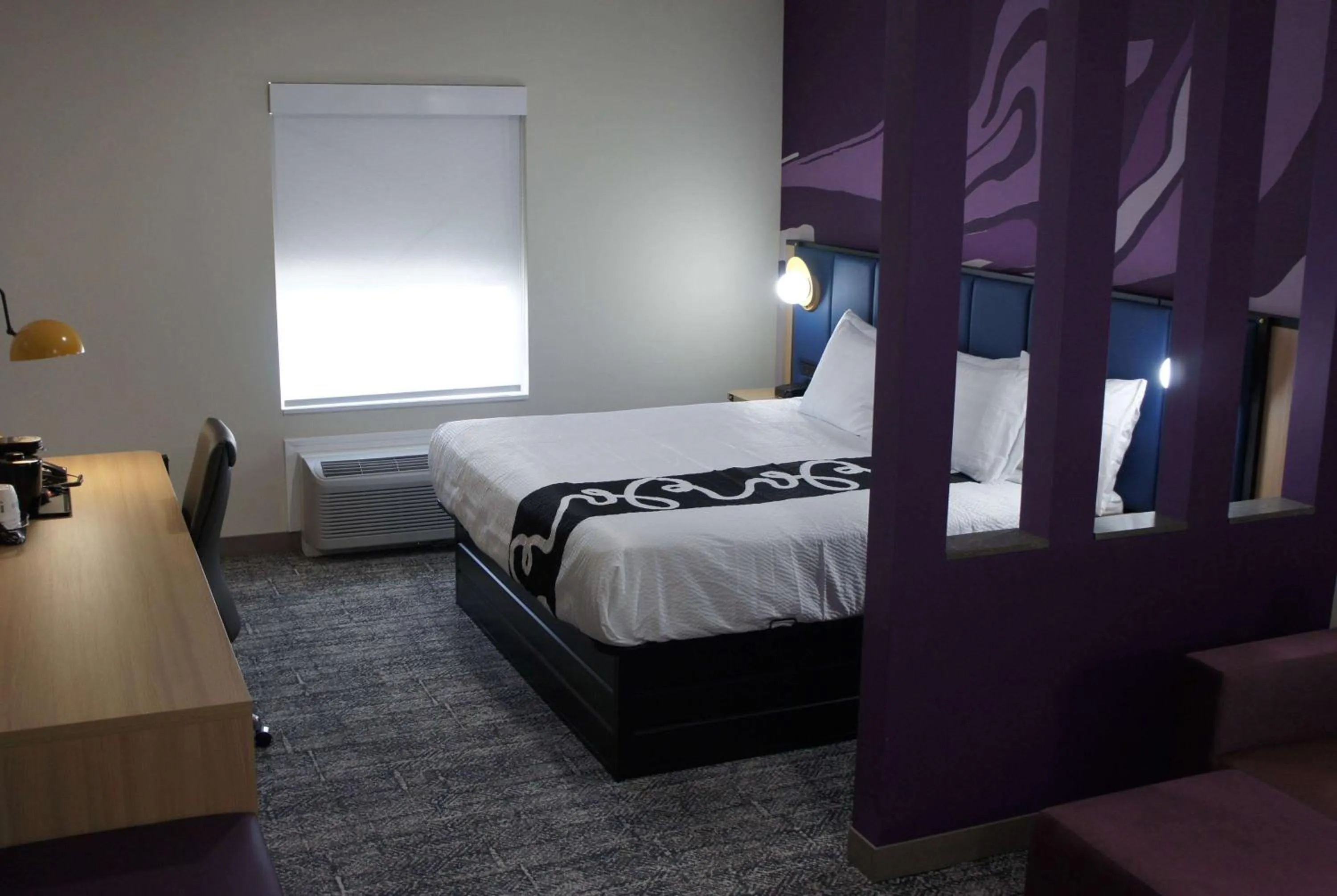 Photo of the whole room, Bed in La Quinta Inn & Suites by Wyndham Memphis East
