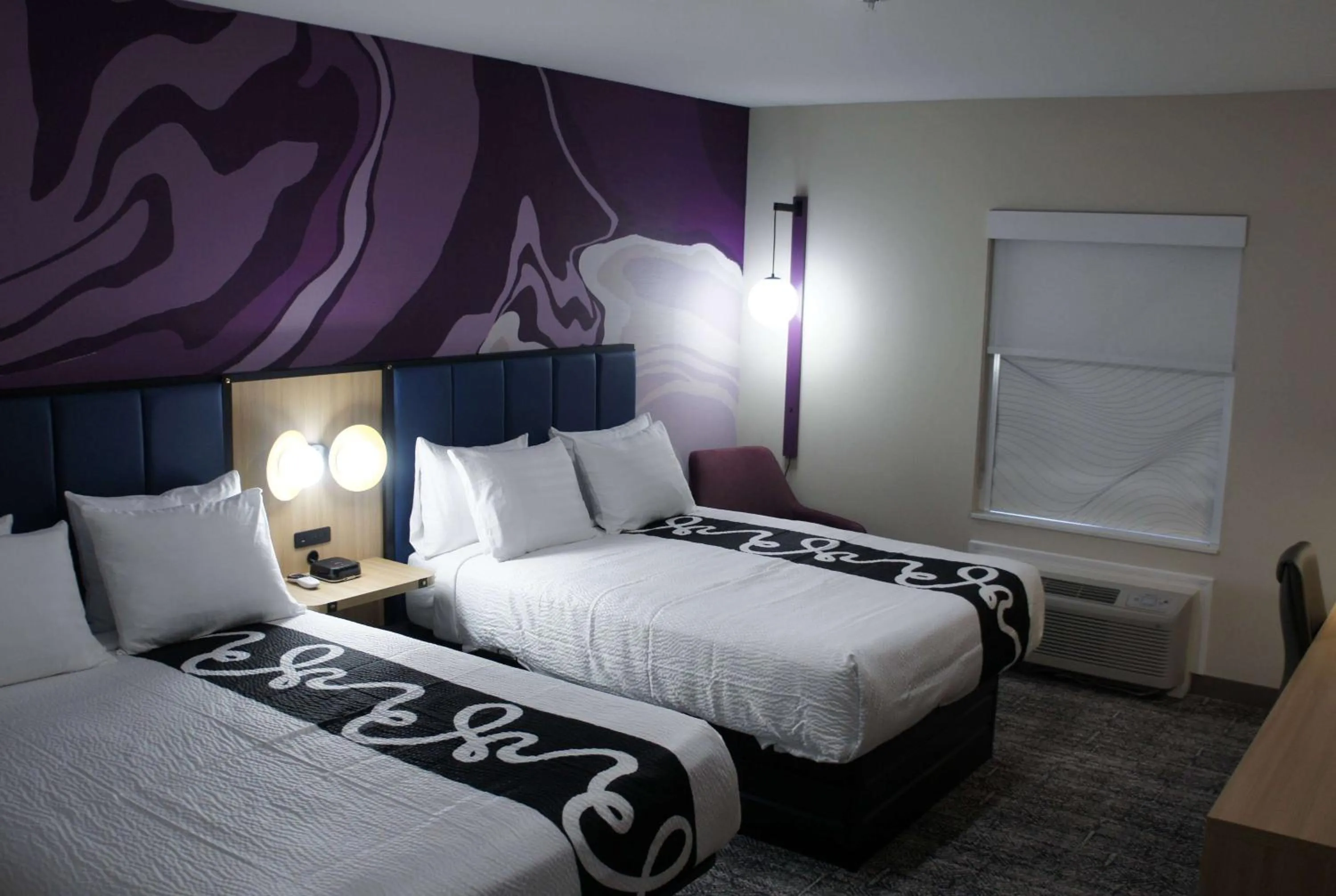 Photo of the whole room, Bed in La Quinta Inn & Suites by Wyndham Memphis East
