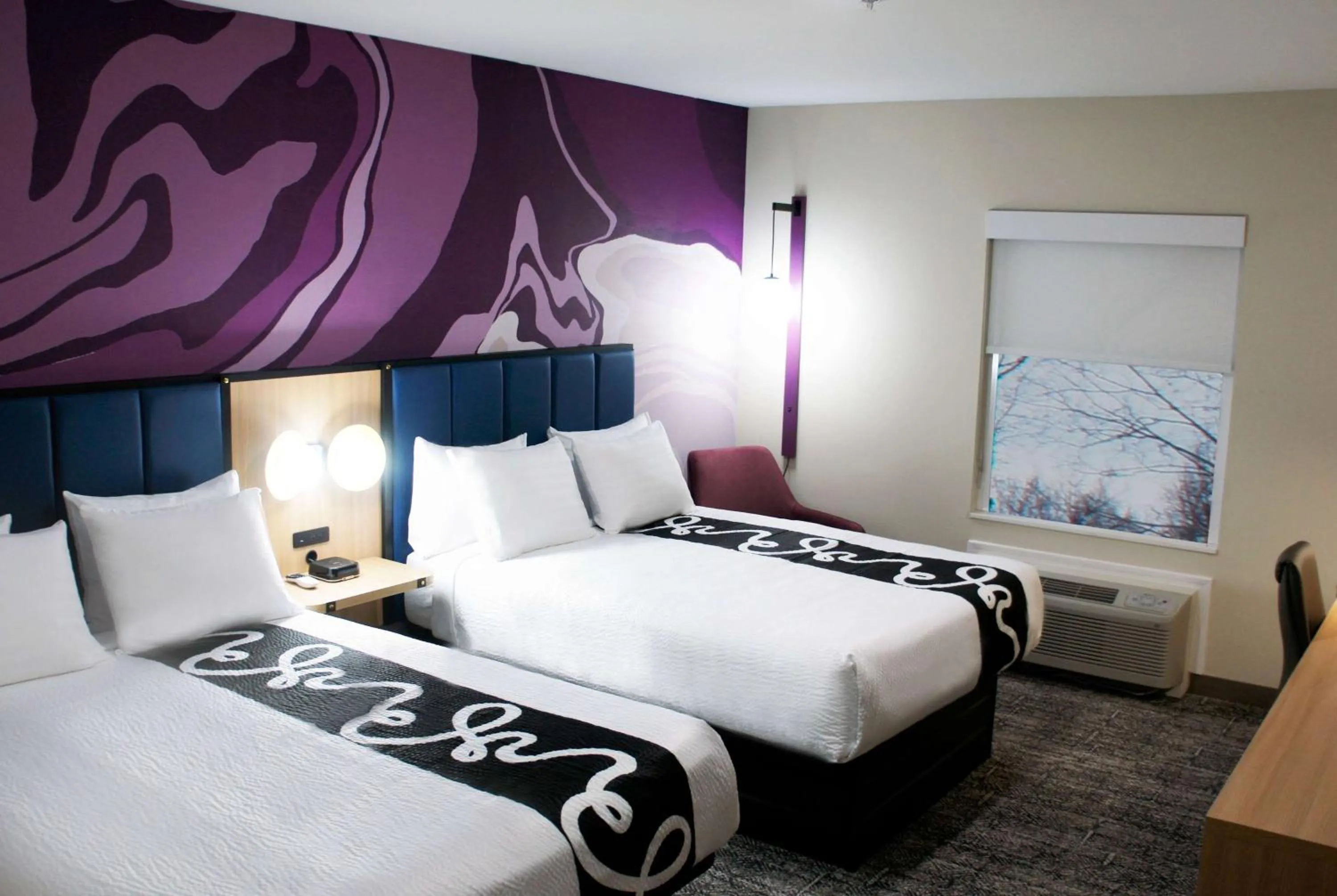 Photo of the whole room, Bed in La Quinta Inn & Suites by Wyndham Memphis East