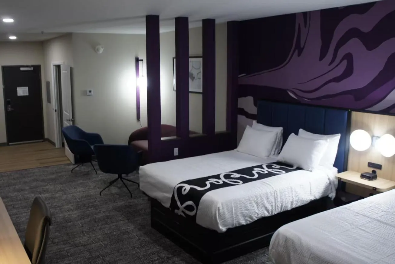 Bed in La Quinta Inn & Suites by Wyndham Memphis East