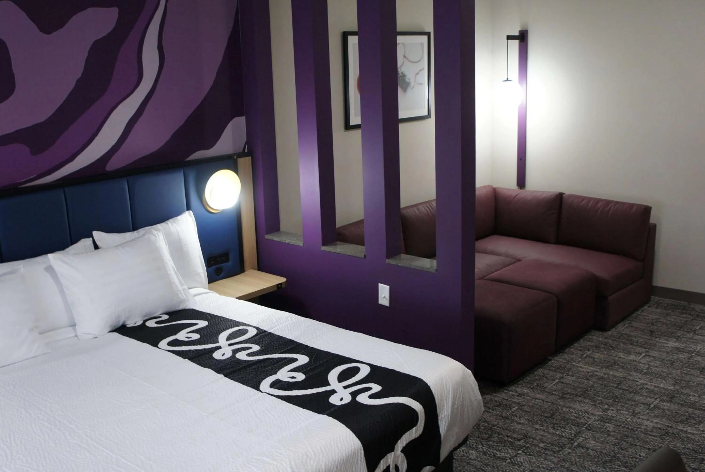 Photo of the whole room, Bed in La Quinta Inn & Suites by Wyndham Memphis East