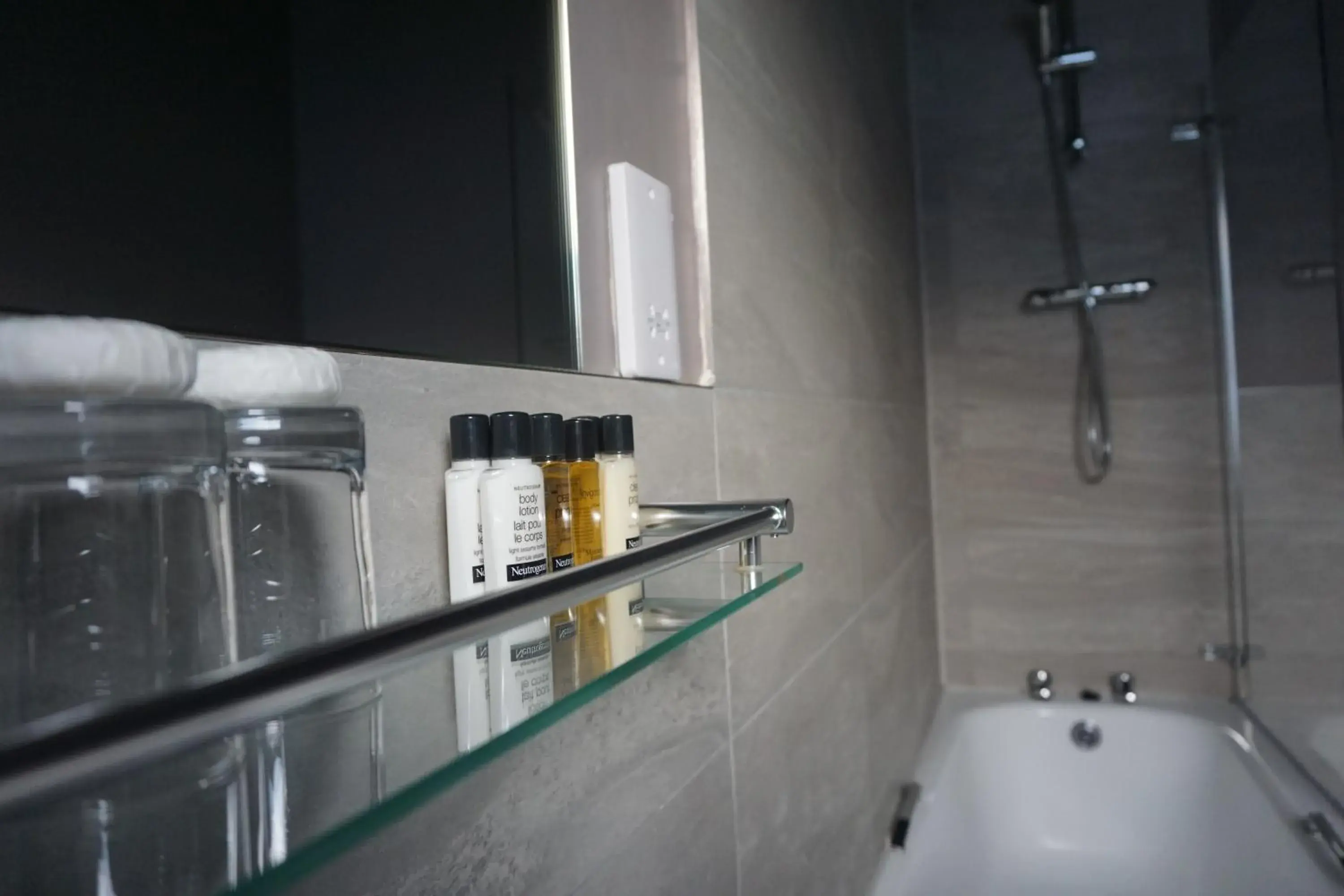 Deluxe Double Room with Bath in Lochside Hotel Deluxe Double Room with Bath in Lochside Hotel