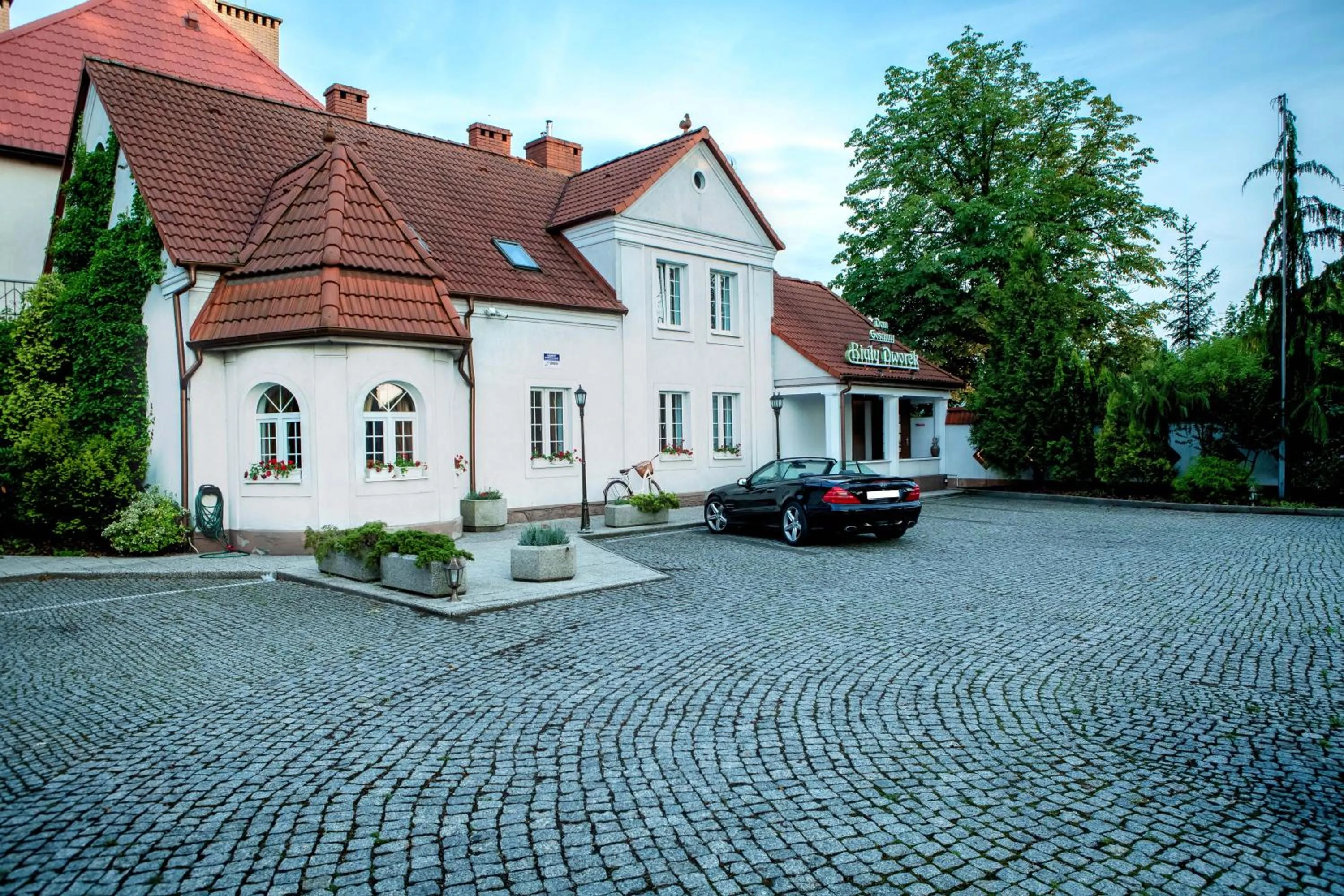 Facade/entrance in Dom Goscinny Bialy Dworek