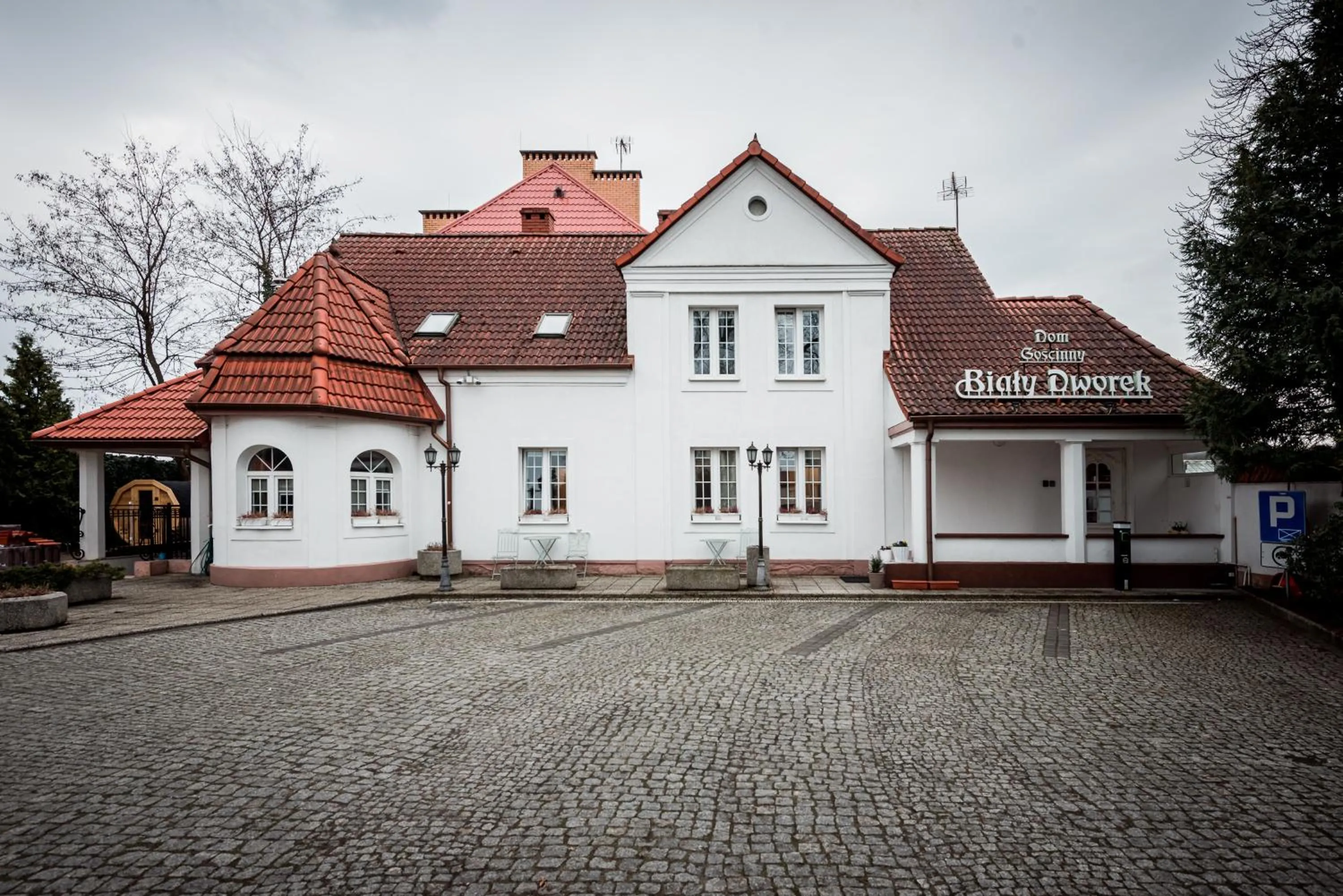 Property building in Dom Goscinny Bialy Dworek