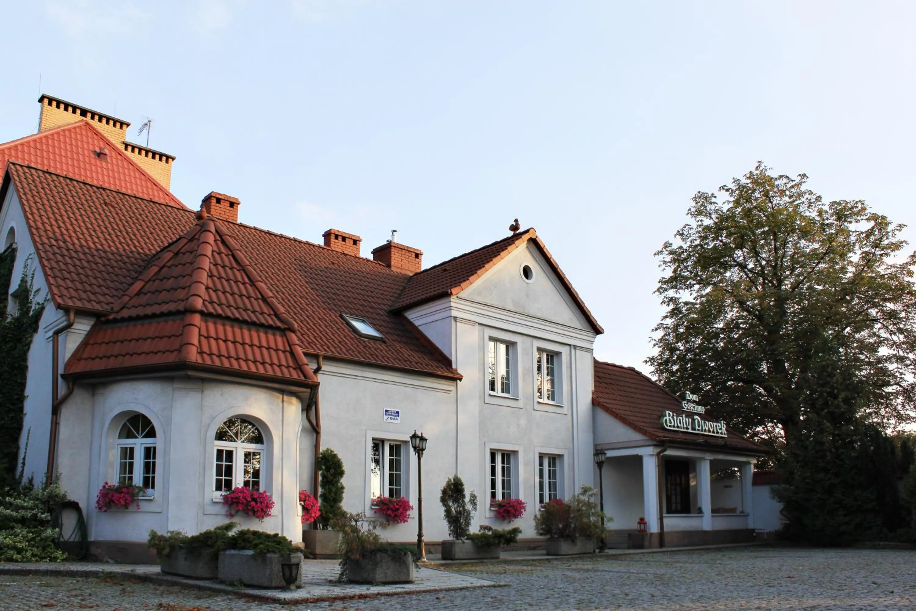 Facade/entrance in Dom Goscinny Bialy Dworek