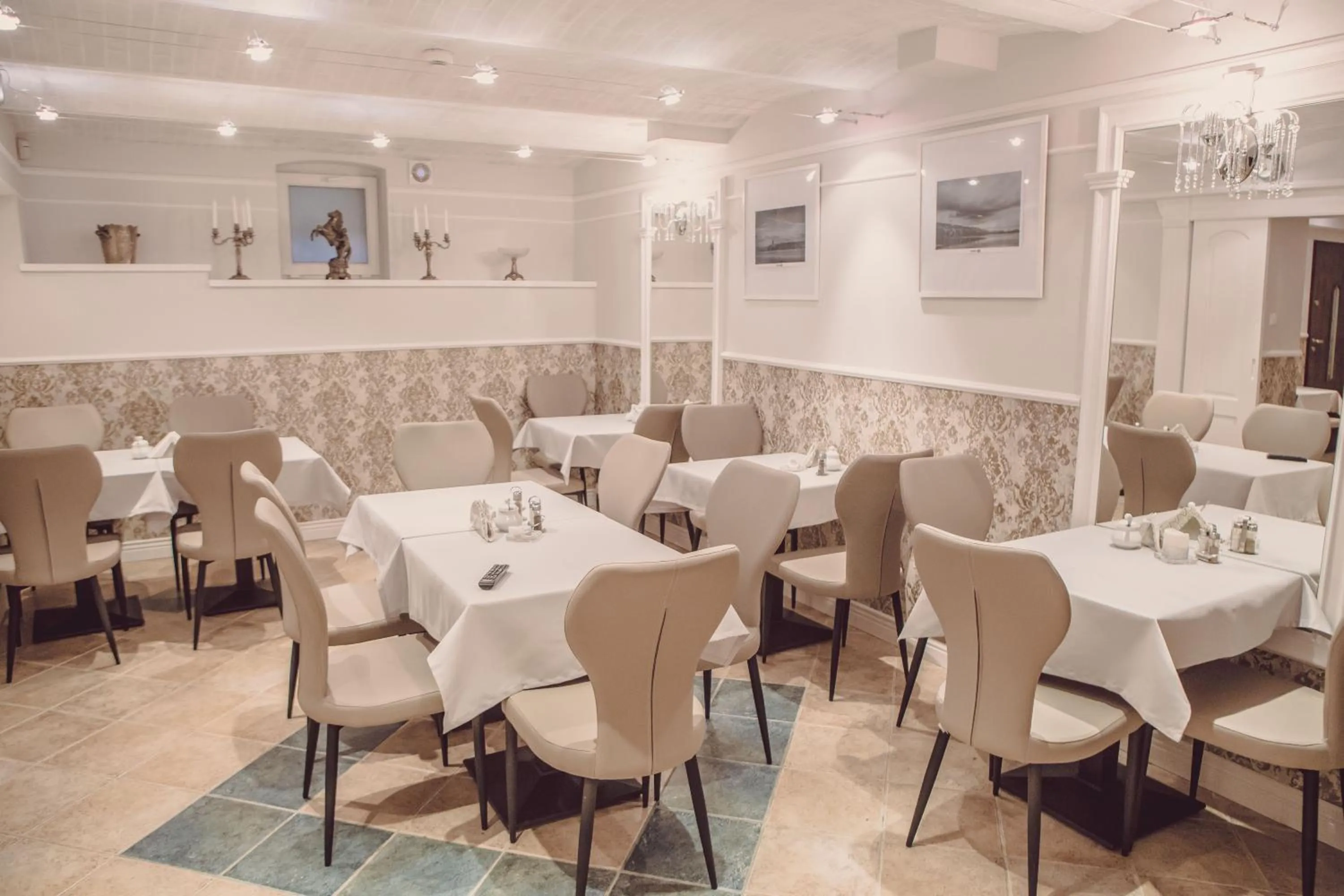 Restaurant/places to eat in Dom Goscinny Bialy Dworek