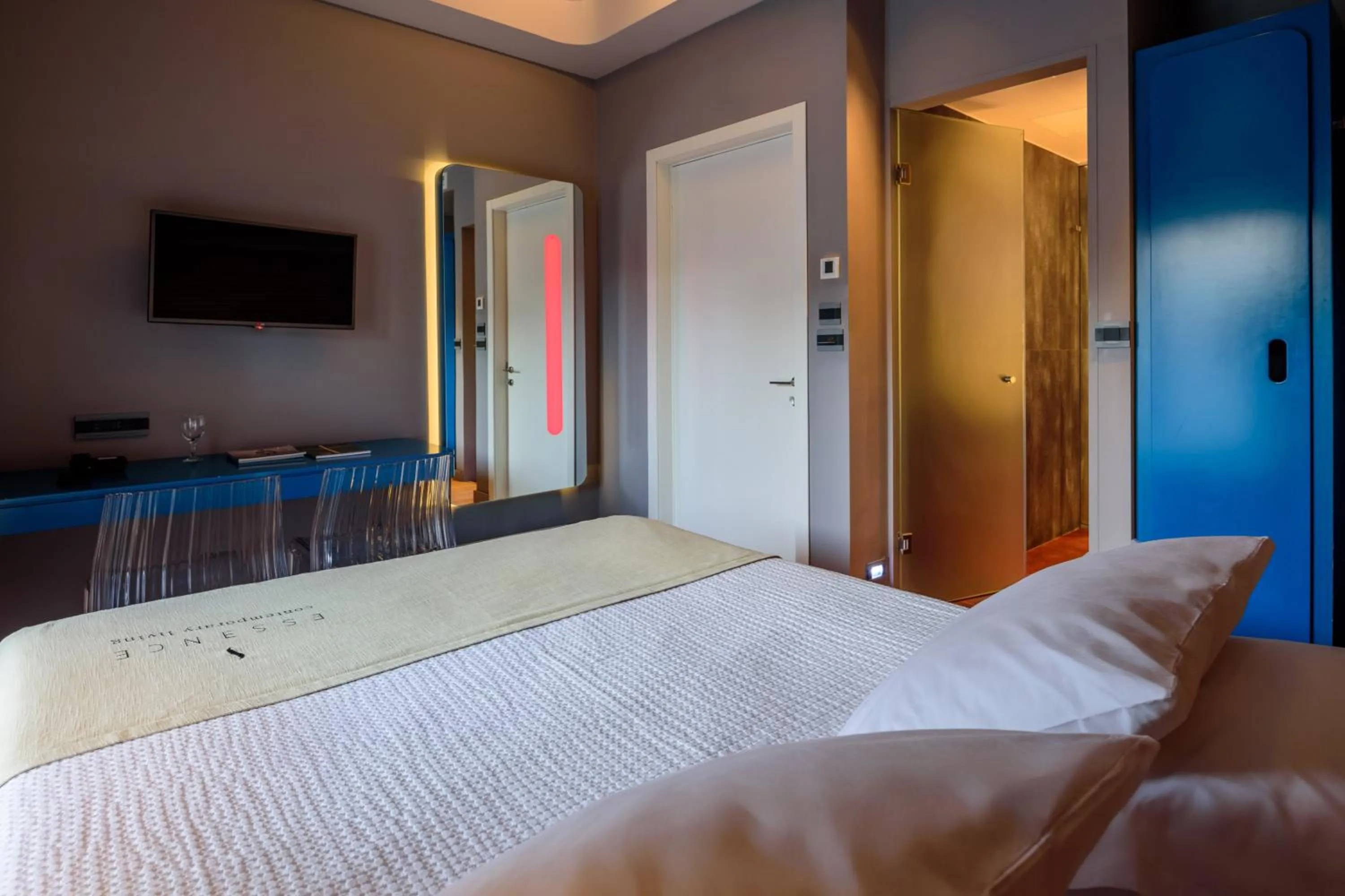 Shower, Bed in Essence Hotel