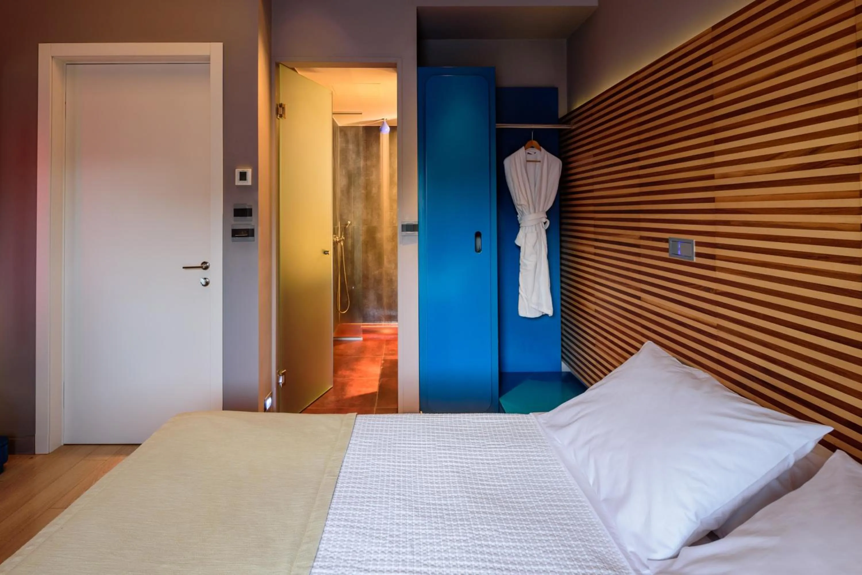 Shower, Bed in Essence Hotel